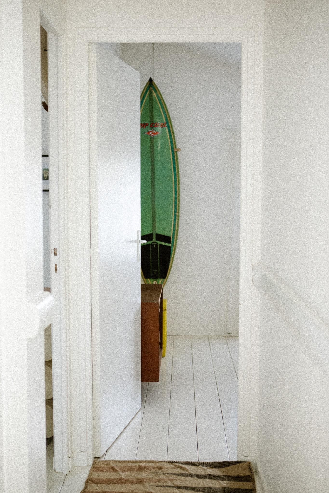 On embarque une planche avant d'aller glisser sur les vagues.