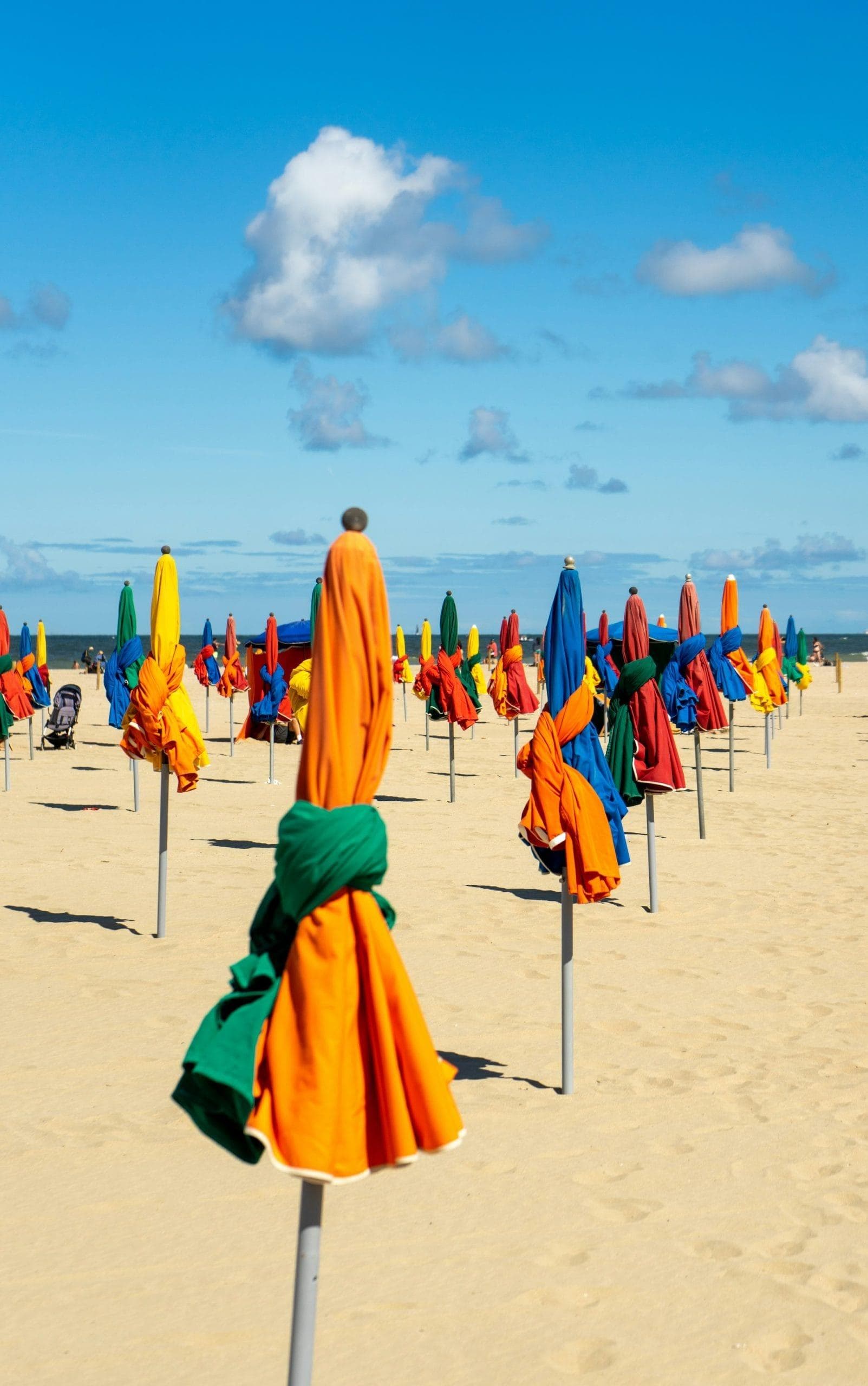Les célèbres parasols de la plage de Deauville. © Razvan Mirel
