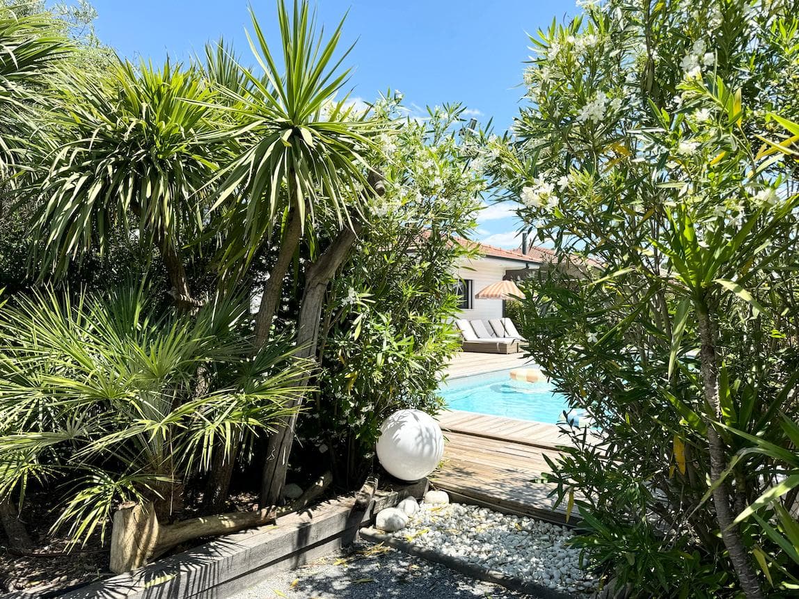 La grande piscine nichée dans le jardin foisonnant. © Lili in Wonderland