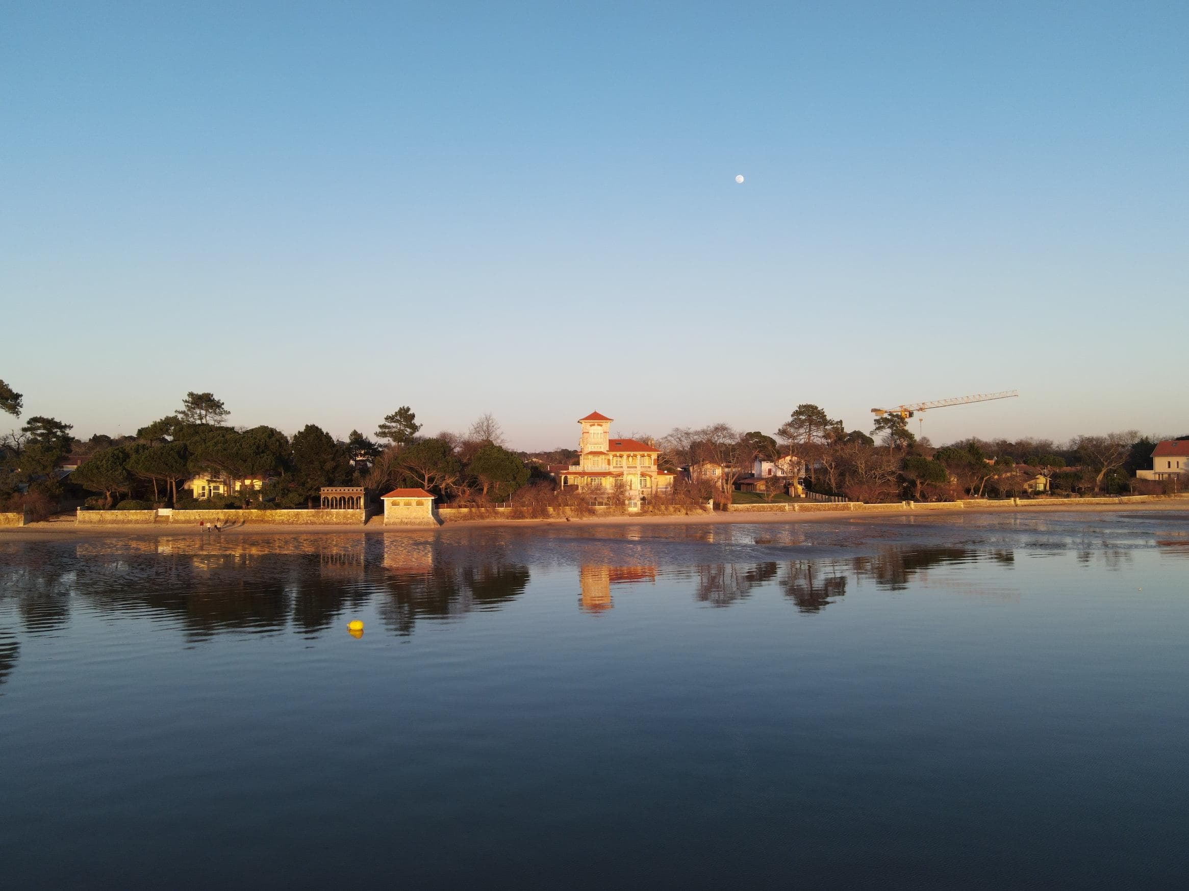 Villa La Tosca, impossible à rater au bord du bassin.