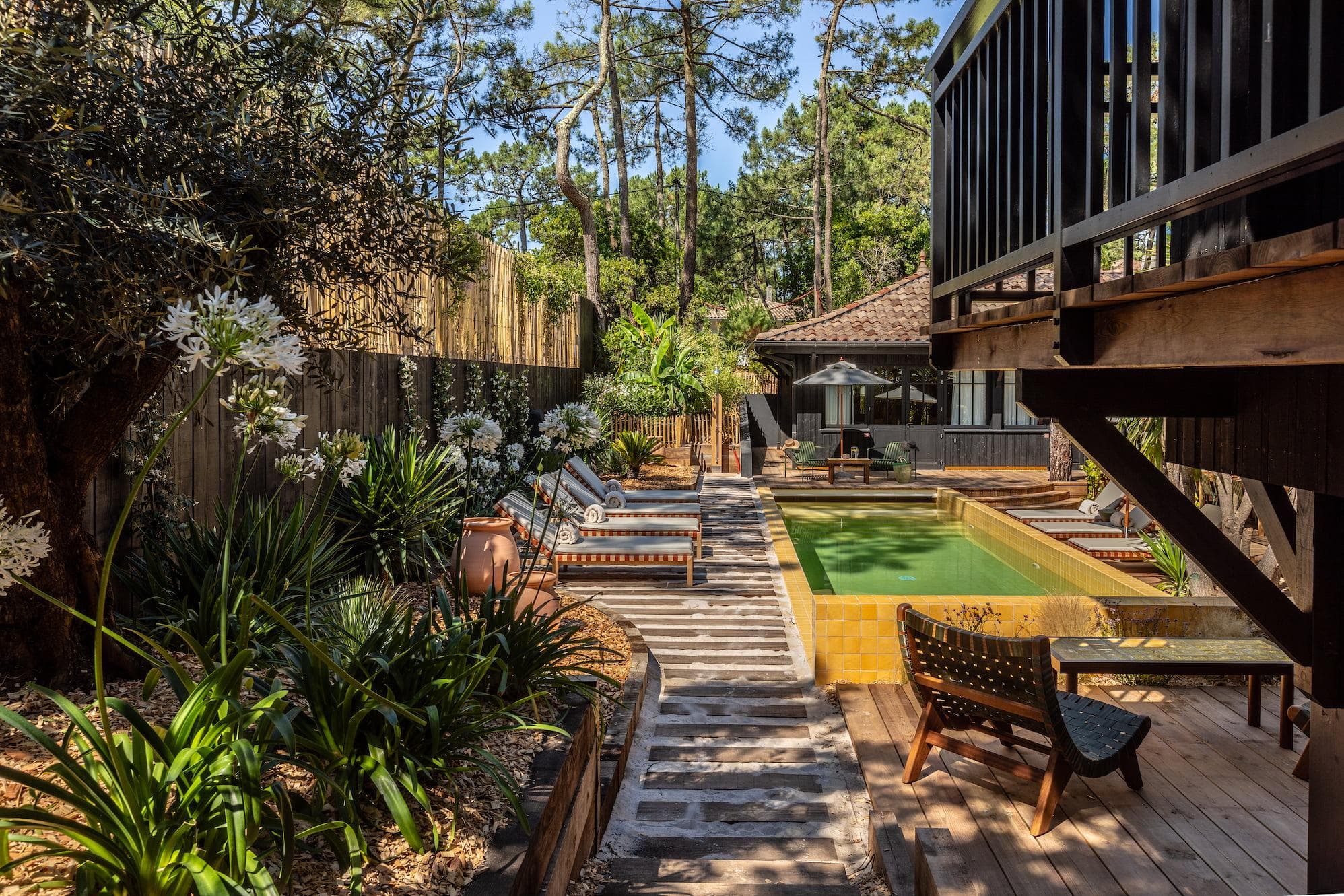Le Cœur du Ferret, a spacious wooden cabin nestled in a lush garden. © David Loridan