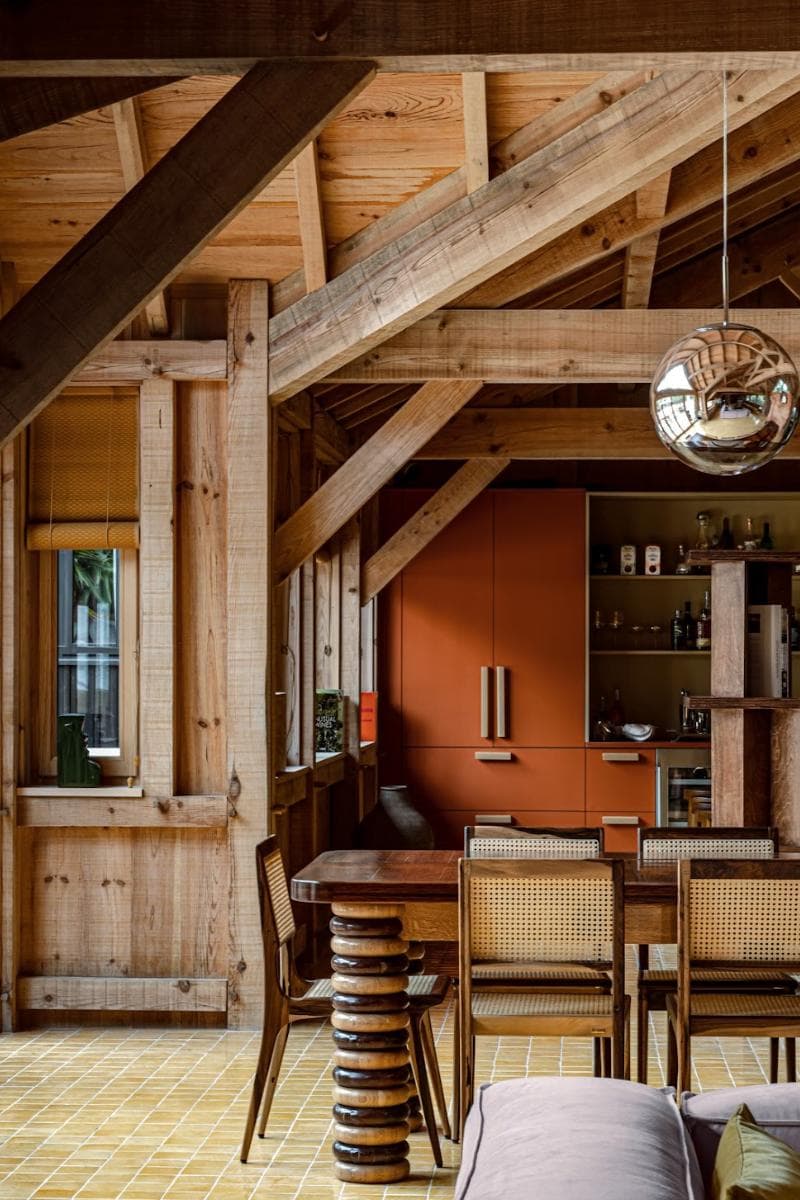 The exposed framework at Le Cœur du Ferret, a wooden cabin in Iconic House style. © Mr Tripper