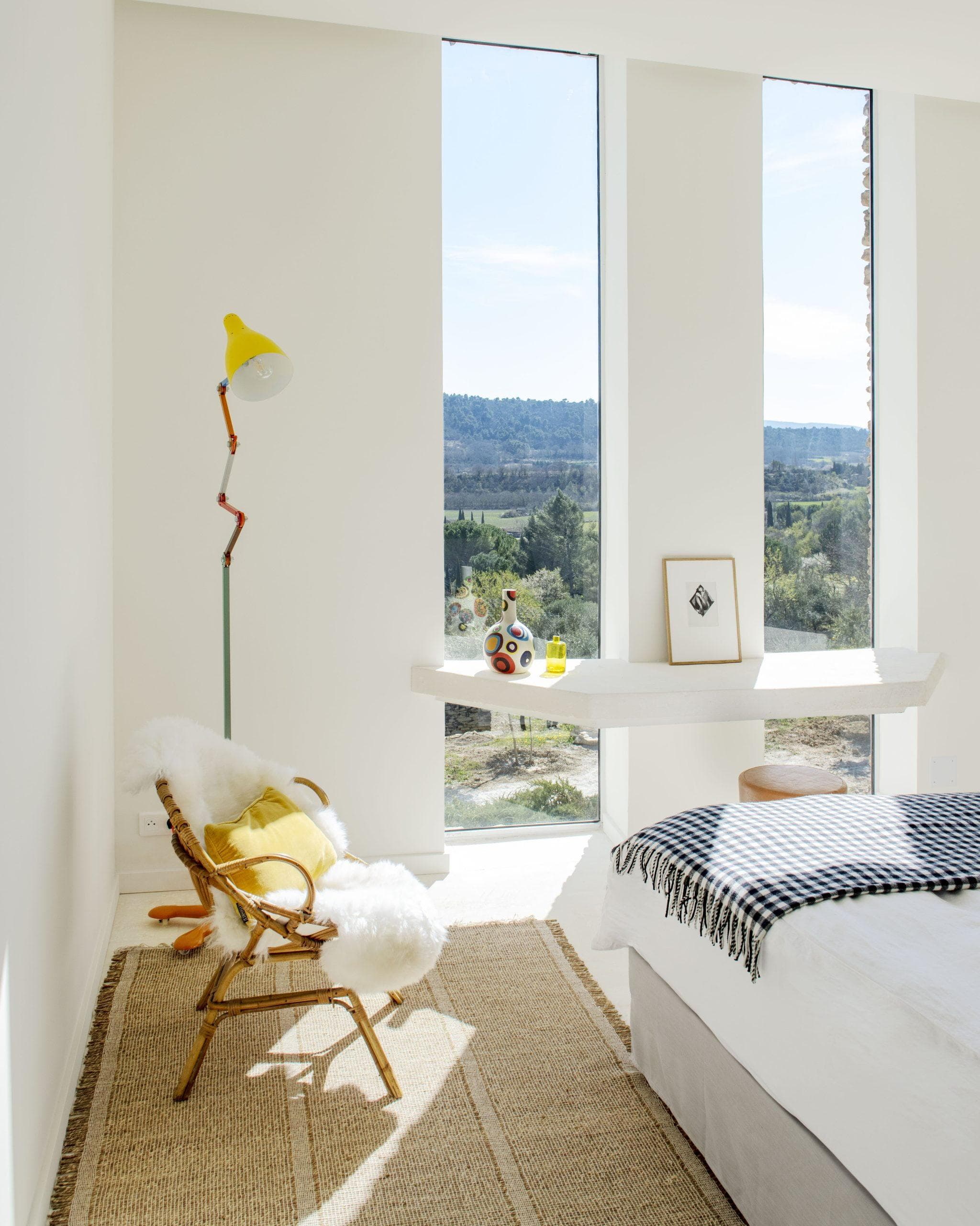 Vue sur la nature depuis l'une des chambres à la décoration inspirée des années 70 de l'Atelier des Milles Roches