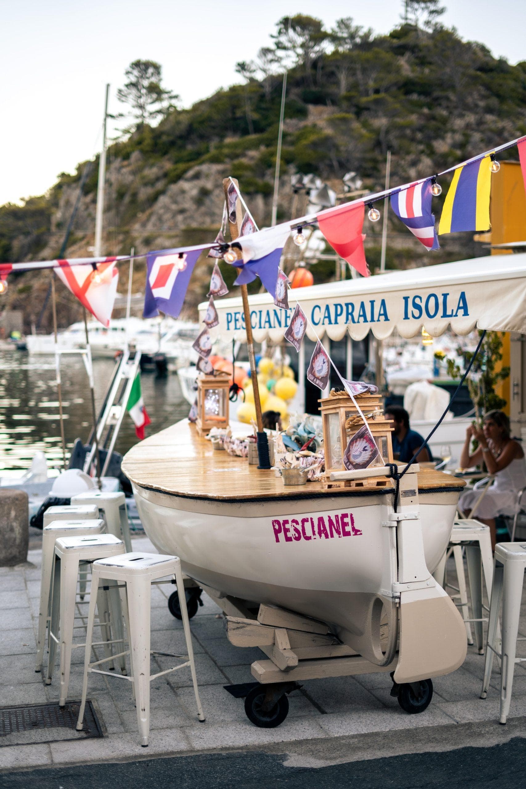 Rien de mieux qu'un bateau local pour aller explorer les criques de l'île. © Sam Riva