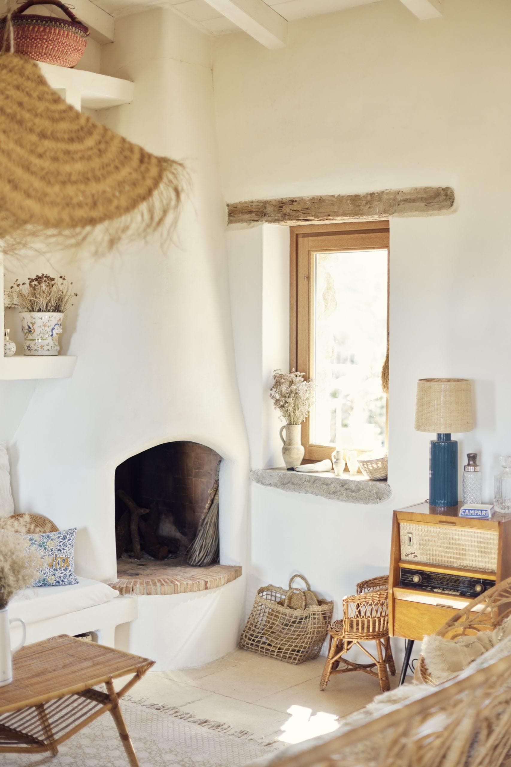 Ambiance bohème vintage dans le salon de Casa Li Feruli.