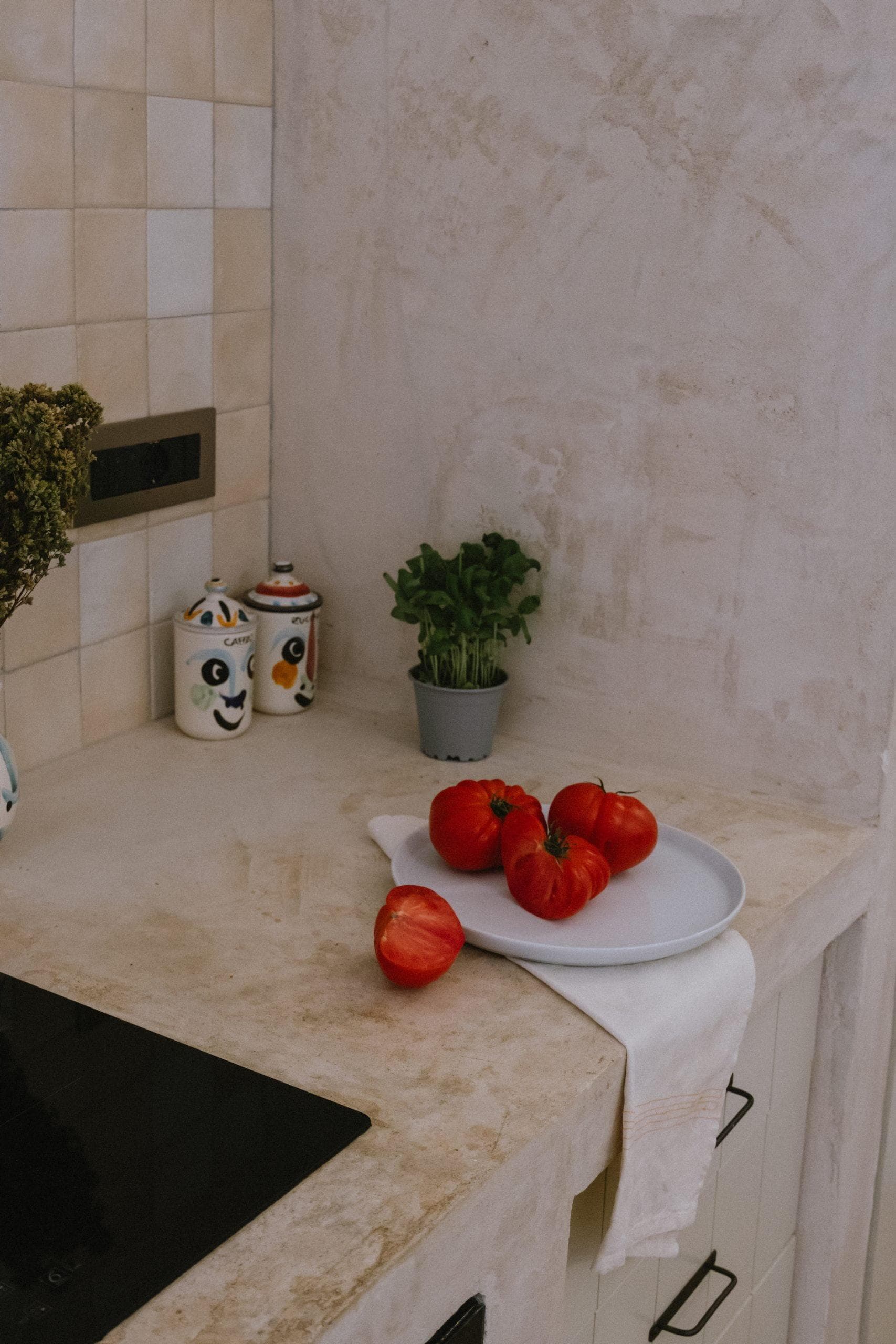 Salade de tomates-mozza en préparation dans la cuisine de Palazzo Nianu.
