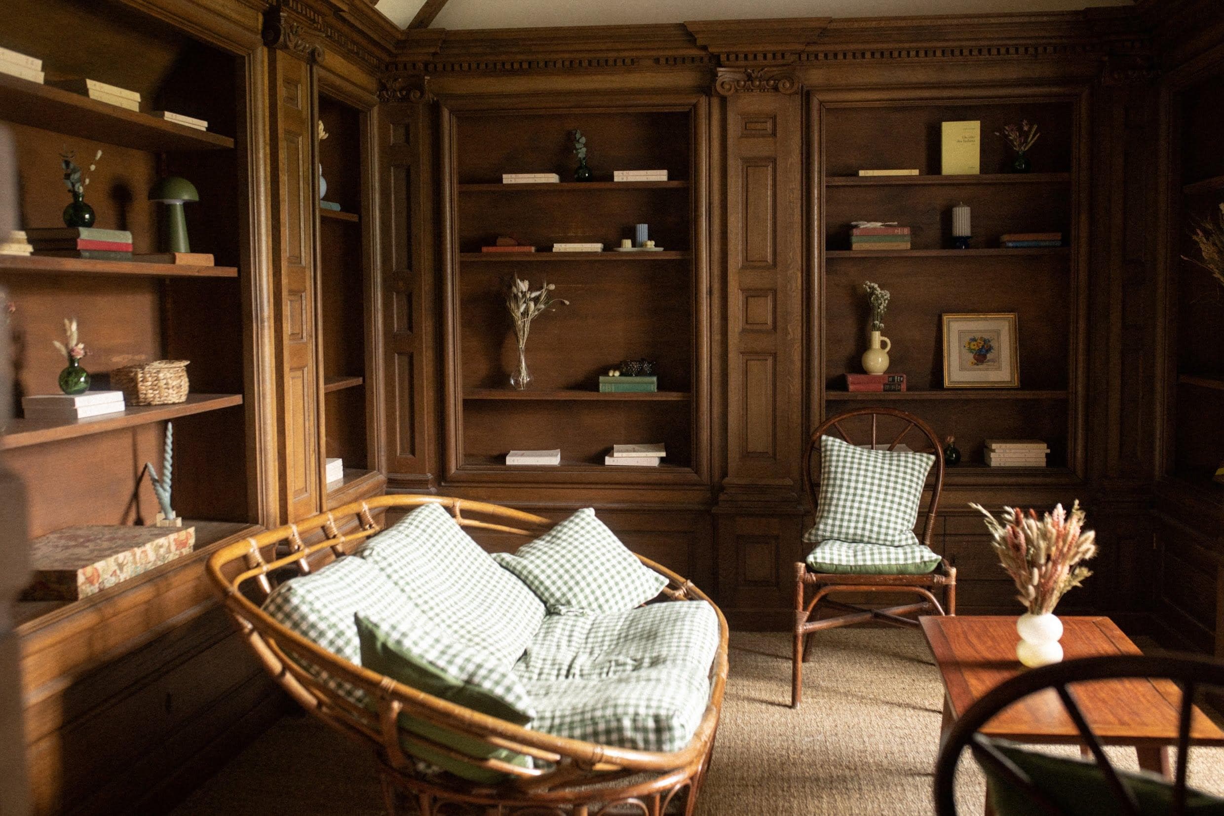 La pièce préférée de Lamisse : la bibliothèque en bois. © Clothilde Redon