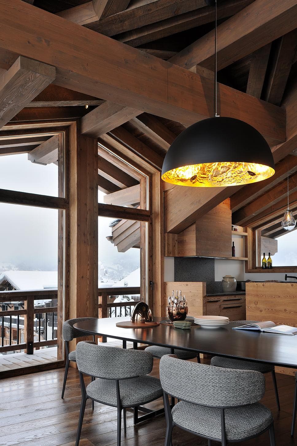 Du mobilier contemporain dans un écrin de bois.