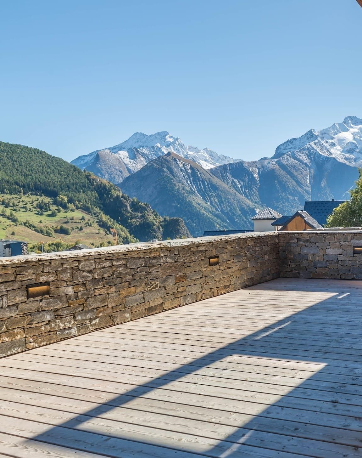 La vue sur les sommets depuis la terrasse.