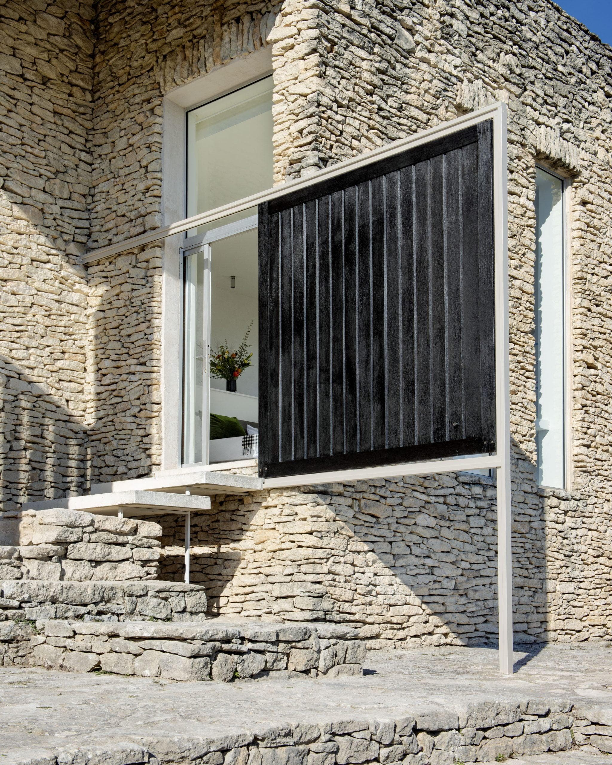 Facade en pierre aux Milles Roches © Aurore Bonami