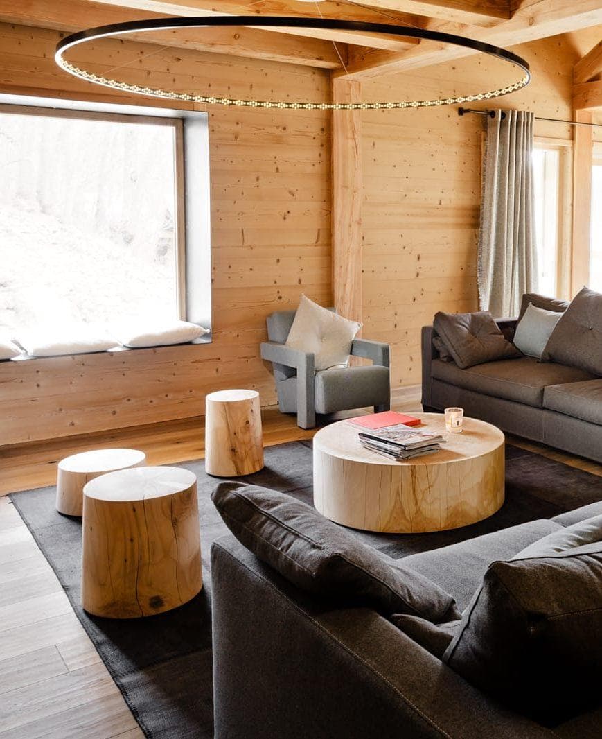 Le mobilier du salon, comme sorti de la forêt.