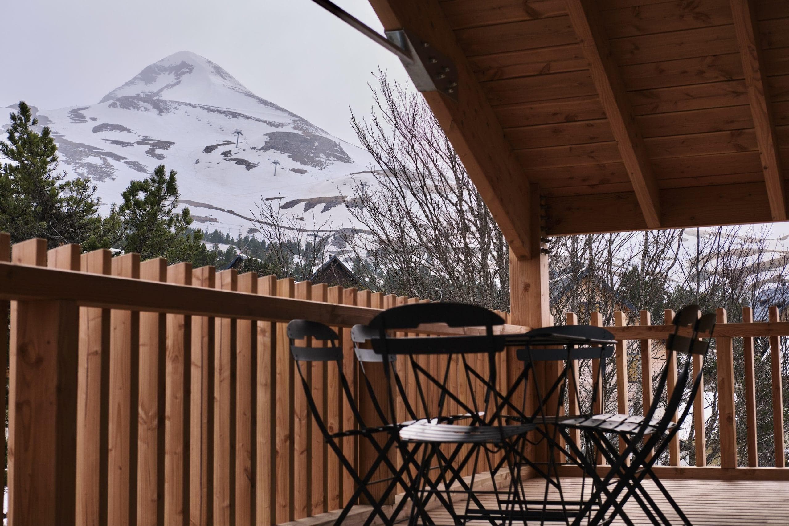 The terrace or the perfect place to soak up the sun while admiring the peaks.