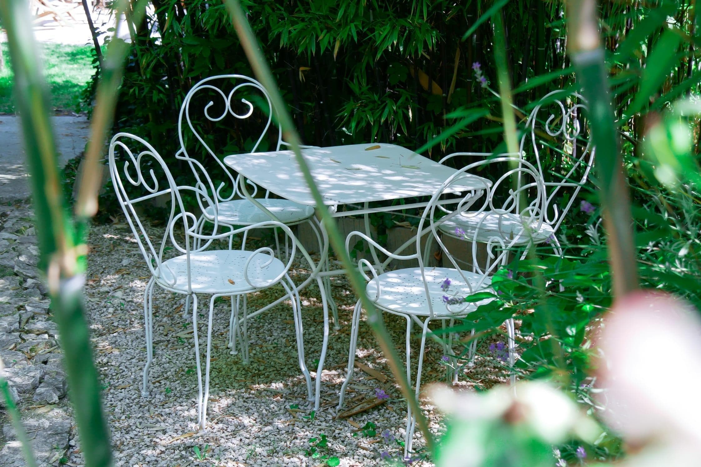 The charming garden of Villa Barri. © Vé Studio