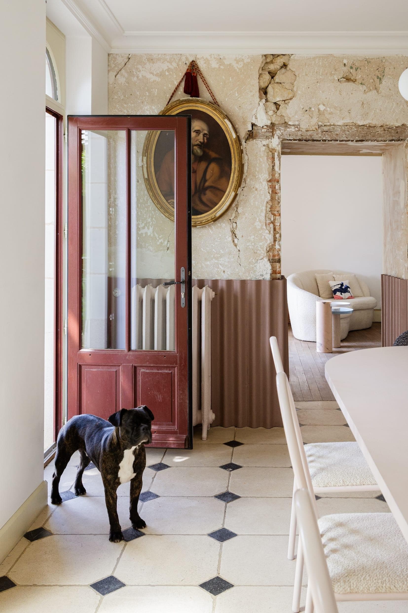 On the floor, custom-made cabochon tiles were created for the house. © Signature June