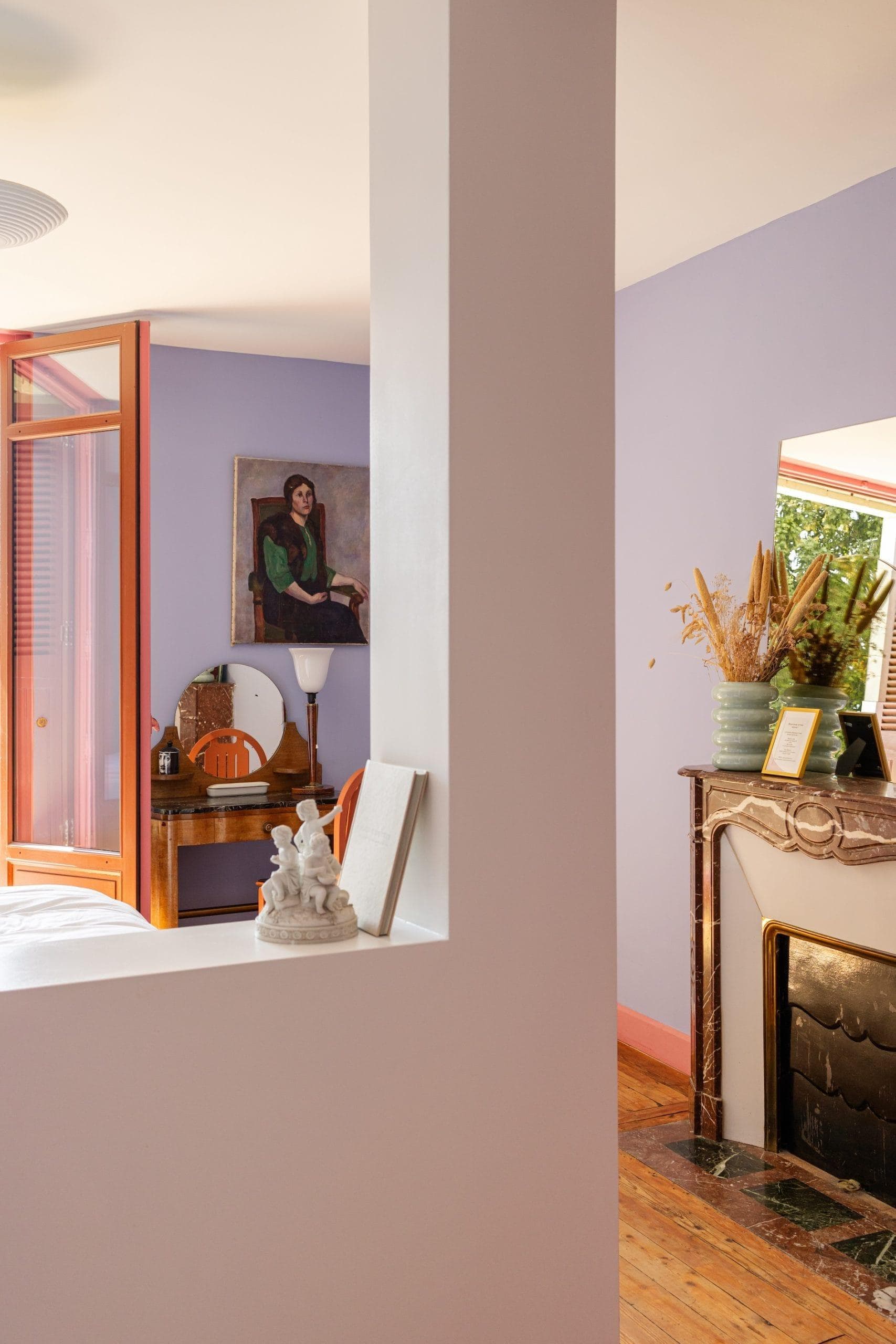 The pink and mauve bedroom inspired by Art Deco. © Signature June