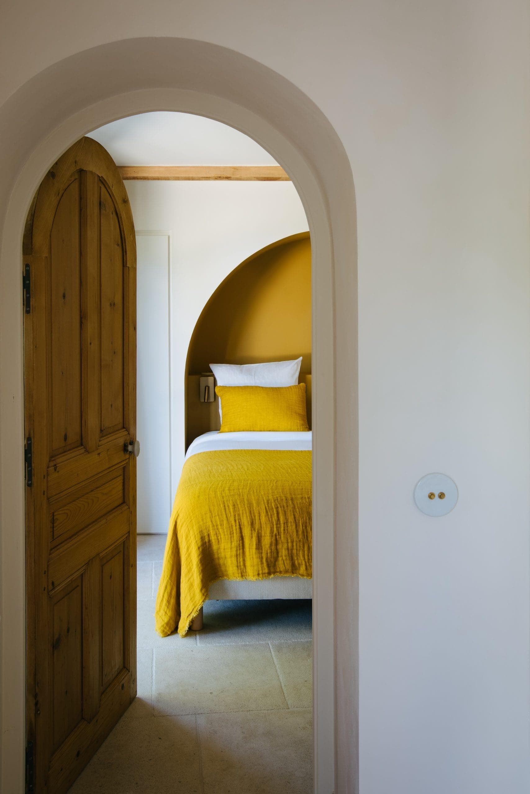The alcove doors serve as a reminder of the original building. © Monsieur L