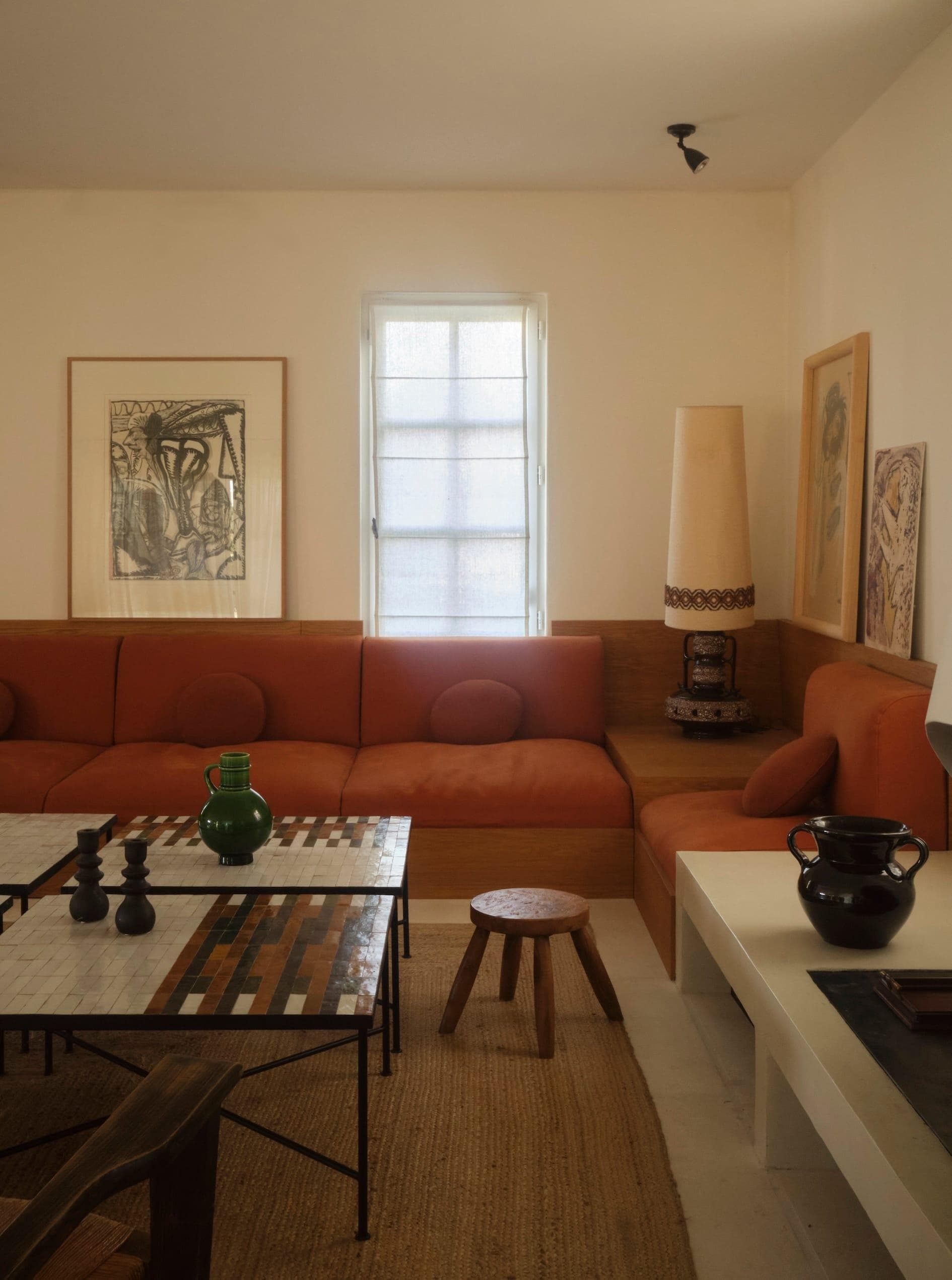 La banquette seventies dans le salon de La Maison Au Pays des Alpilles.