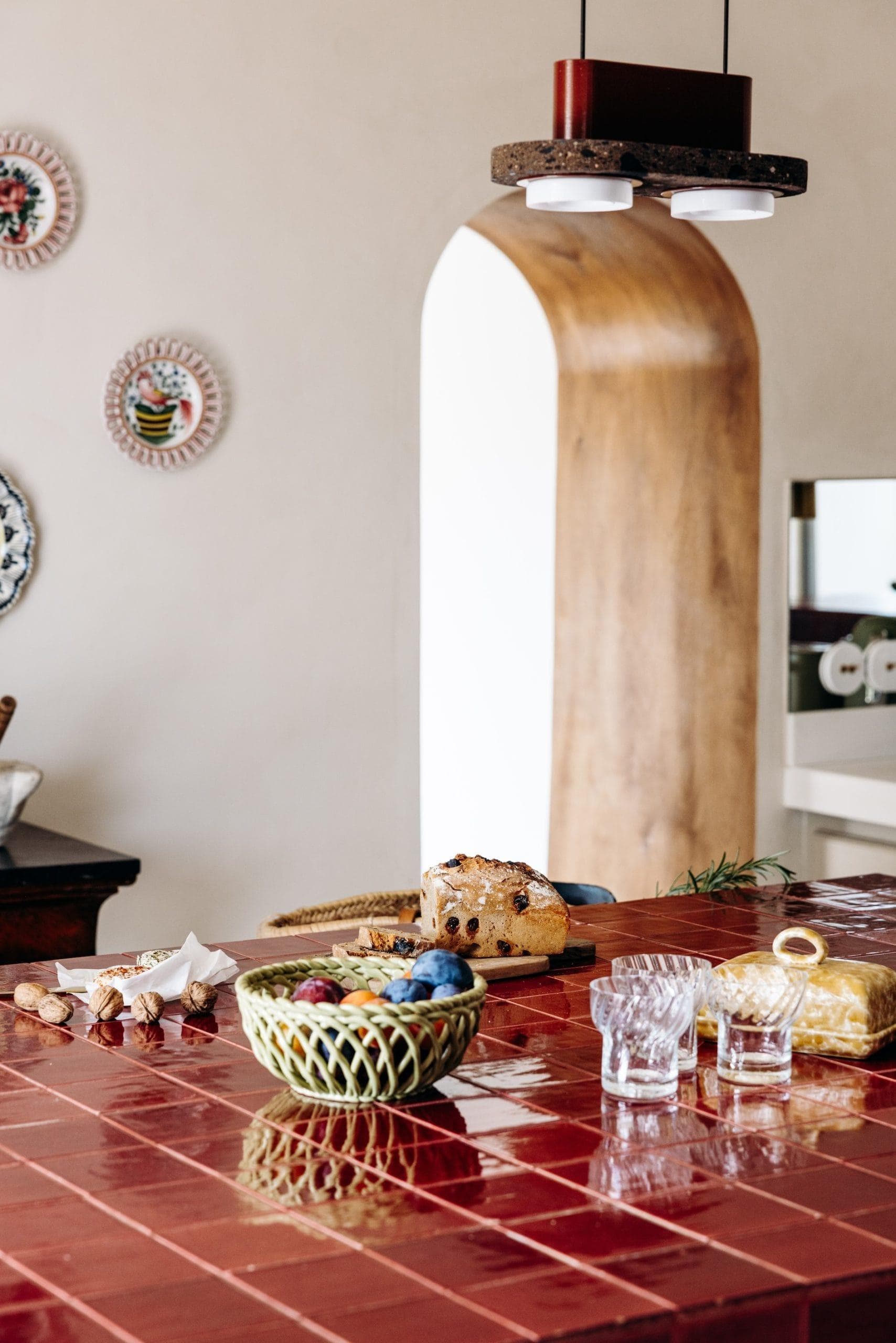 The tomato-red tiles in the kitchen. © Lili In Wonderland