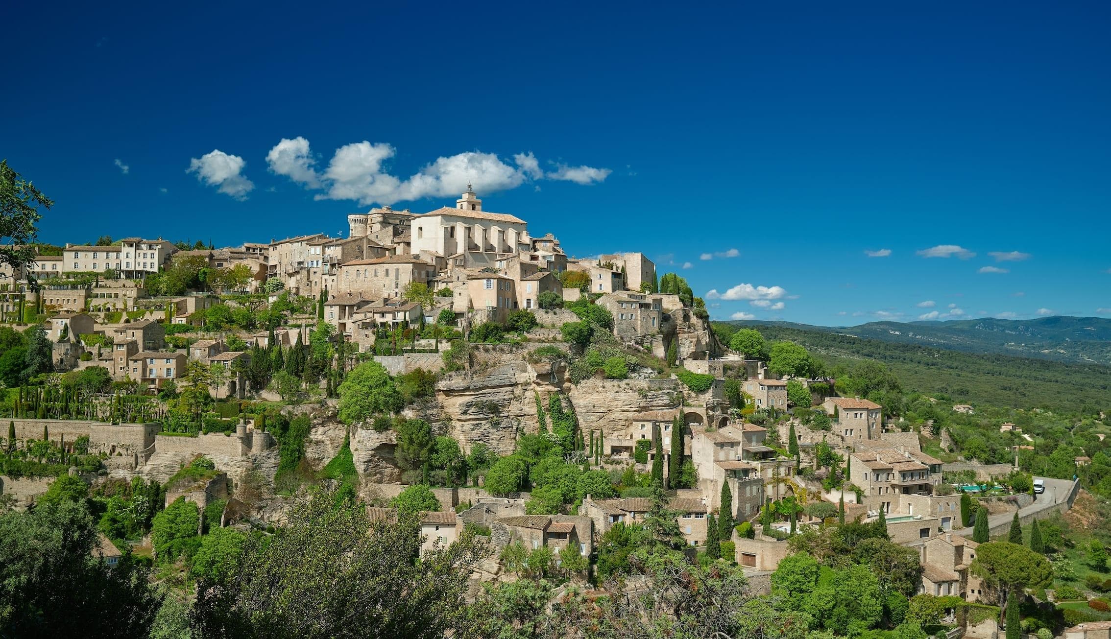 Le village perché de Gordes dans les Alpilles.