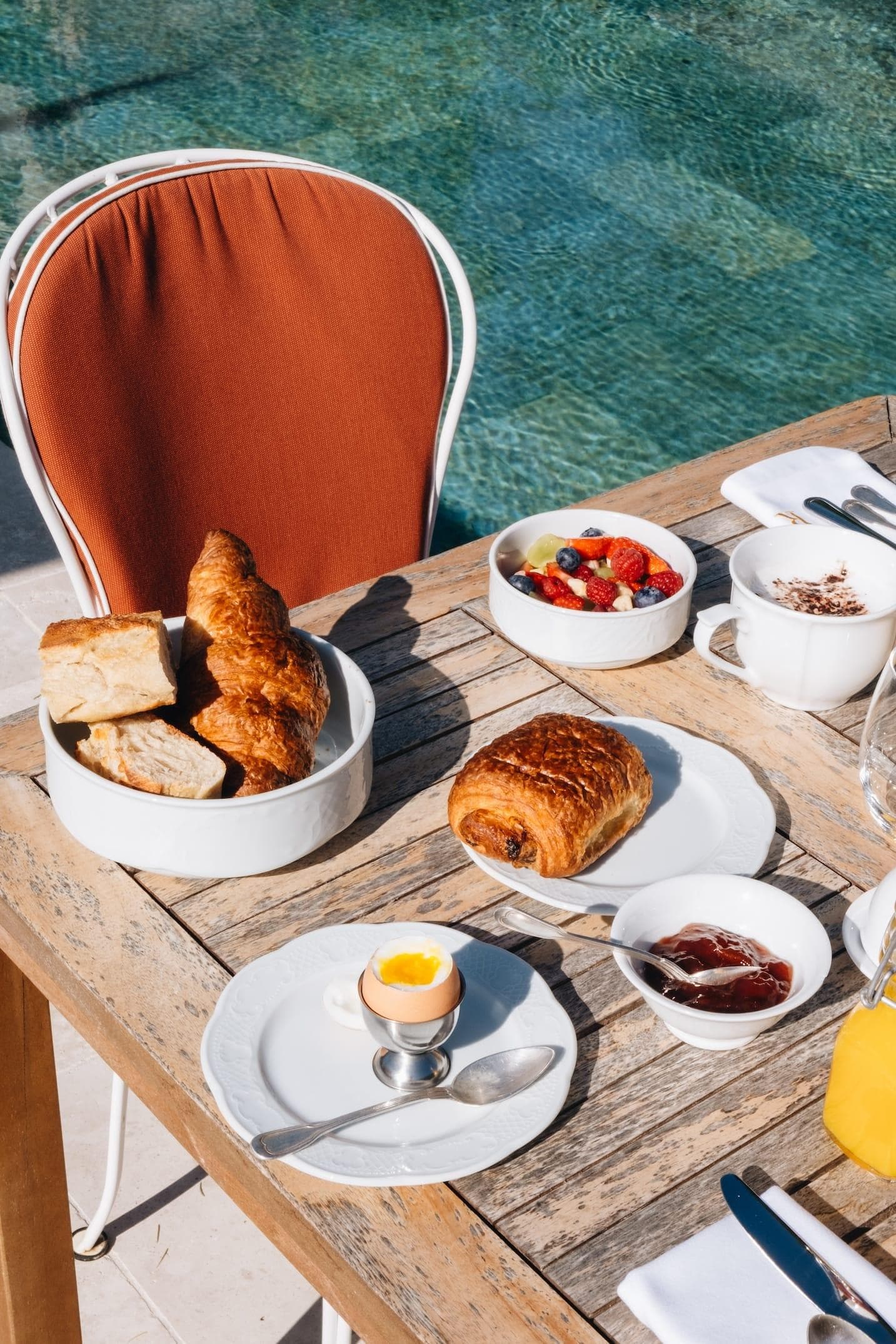 Petit-déjeuner au bord de l'eau.