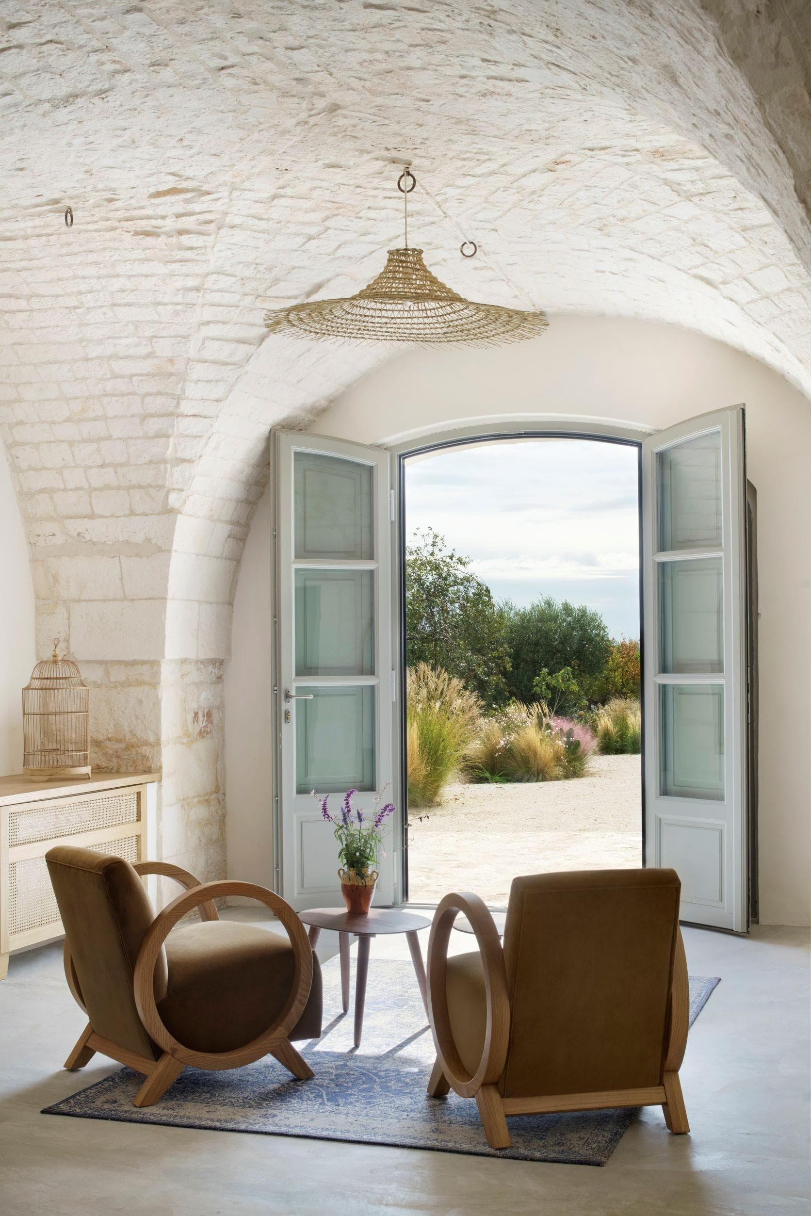 Under the stone arches, you can enjoy the (beautiful) view of the garden. © Chiara Cadeddu