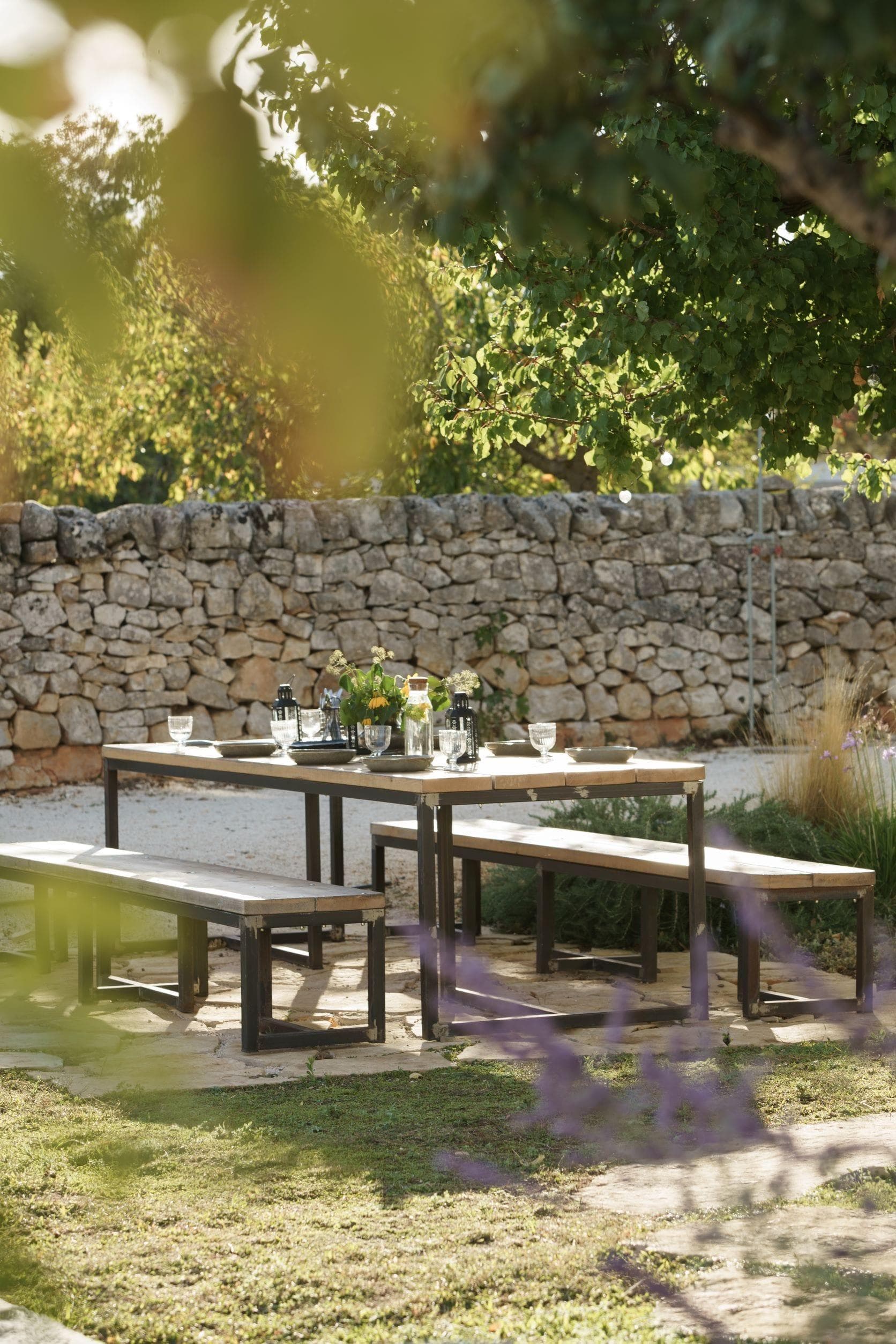 Lunch under the shade of a fruit tree. © Chiara Cadeddu