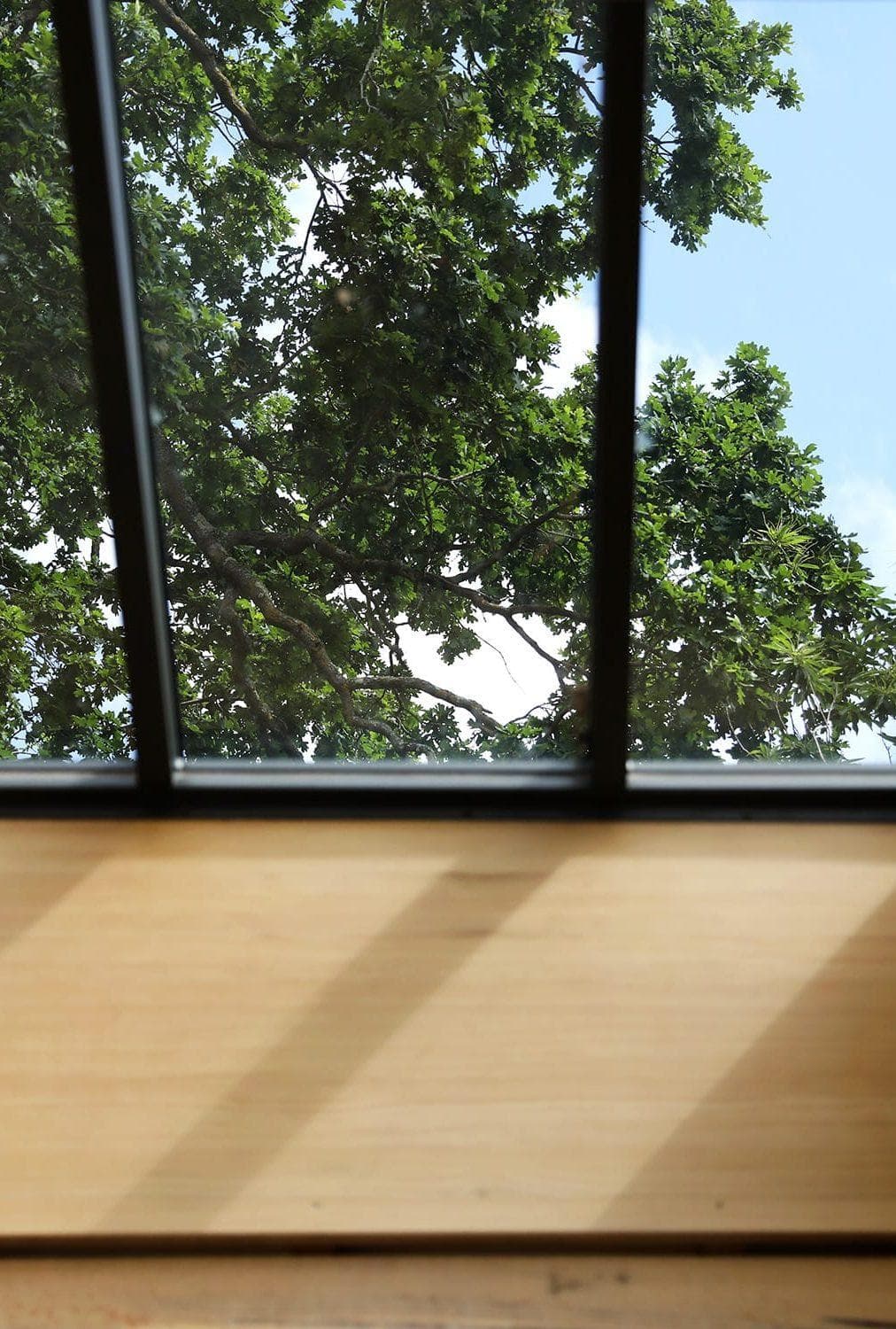 Grâce aux grandes baies vitrées, on profite de l'extérieur tout au long de la journée.