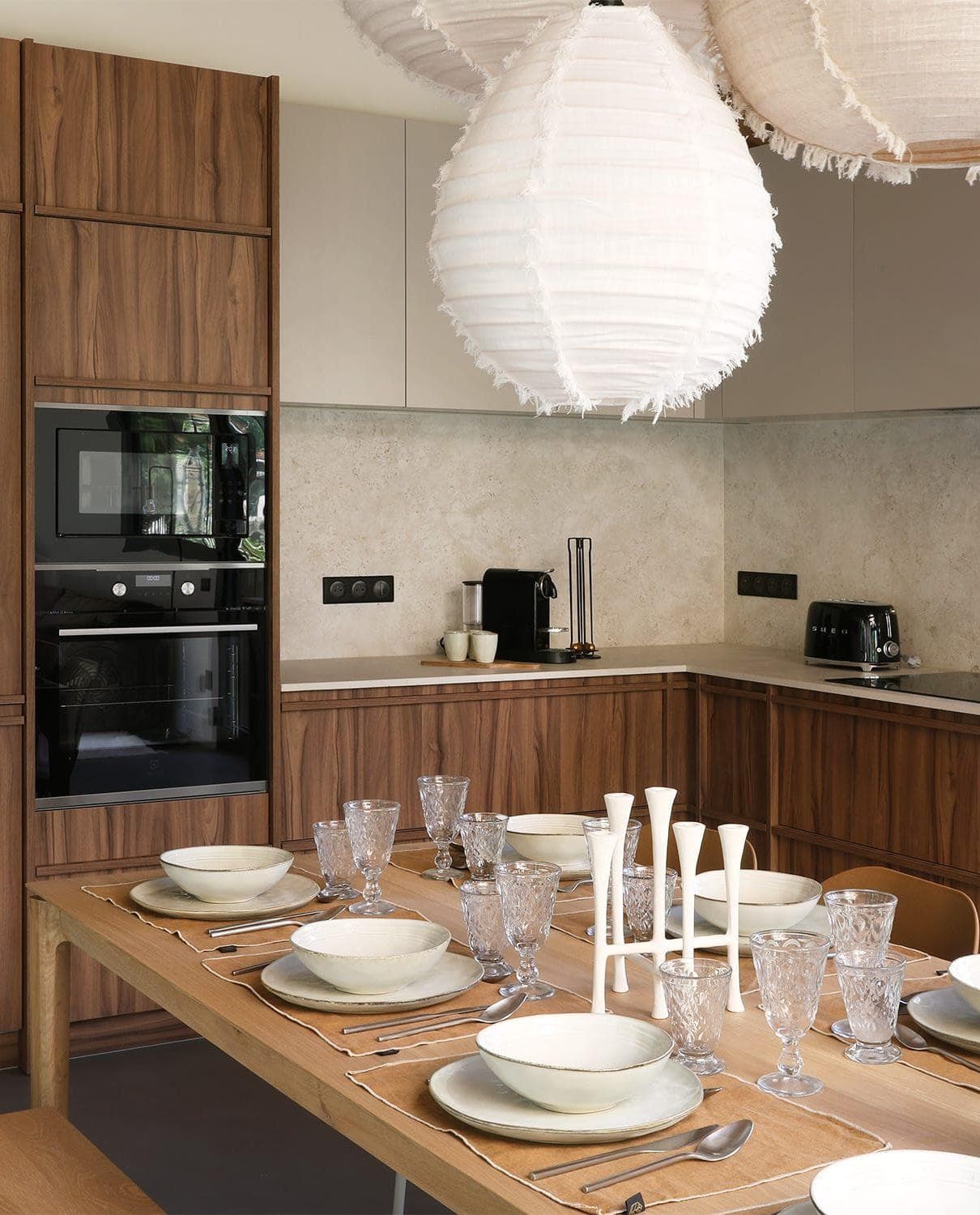 La table dressée attend les heureux convives.