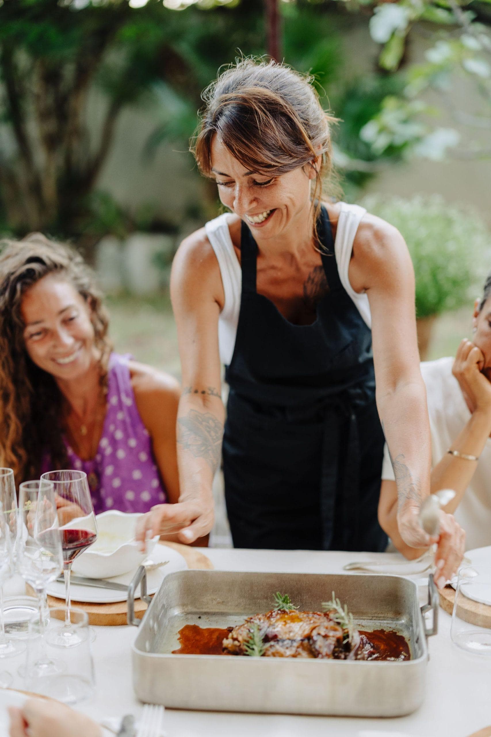 Céline Mastrorelli serving a homemade dish to her guests. © Coline Ciais Soulhat