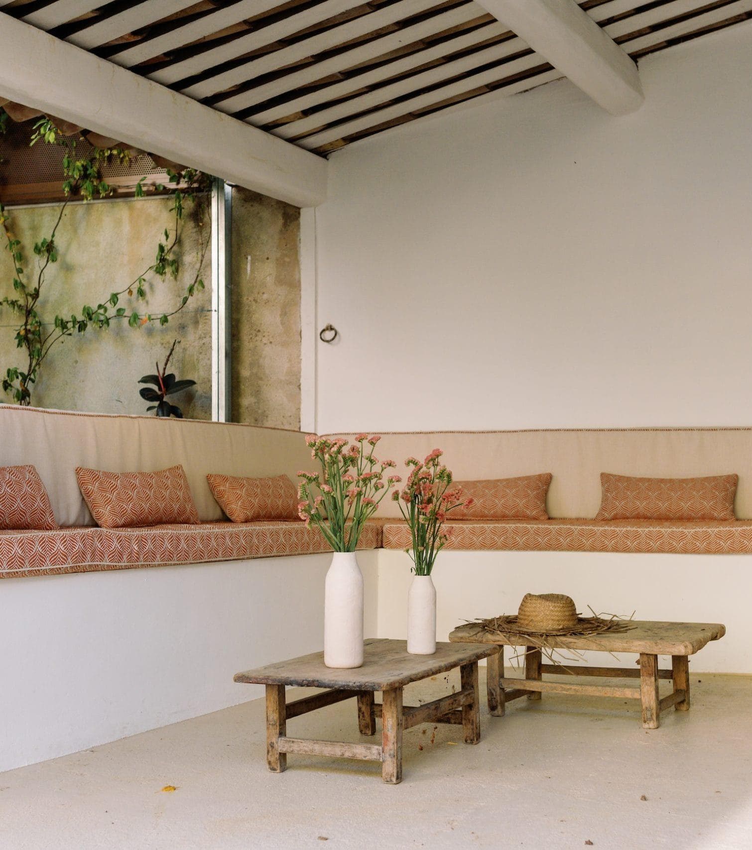 The covered terrace, where you can gather at the end of the day. © Caro Cuinet