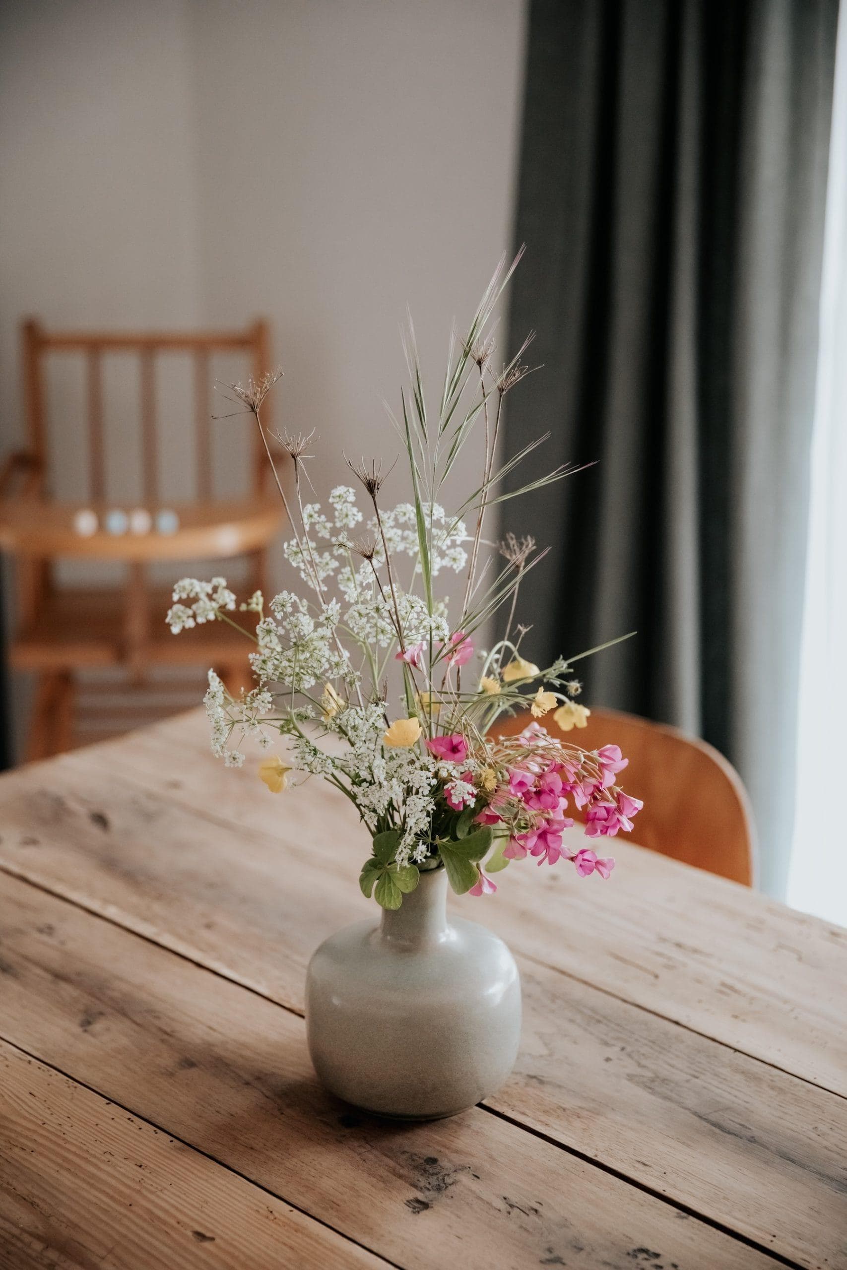 Des fleurs fraîches pour accueillir les hôtes. © Émilie Soler