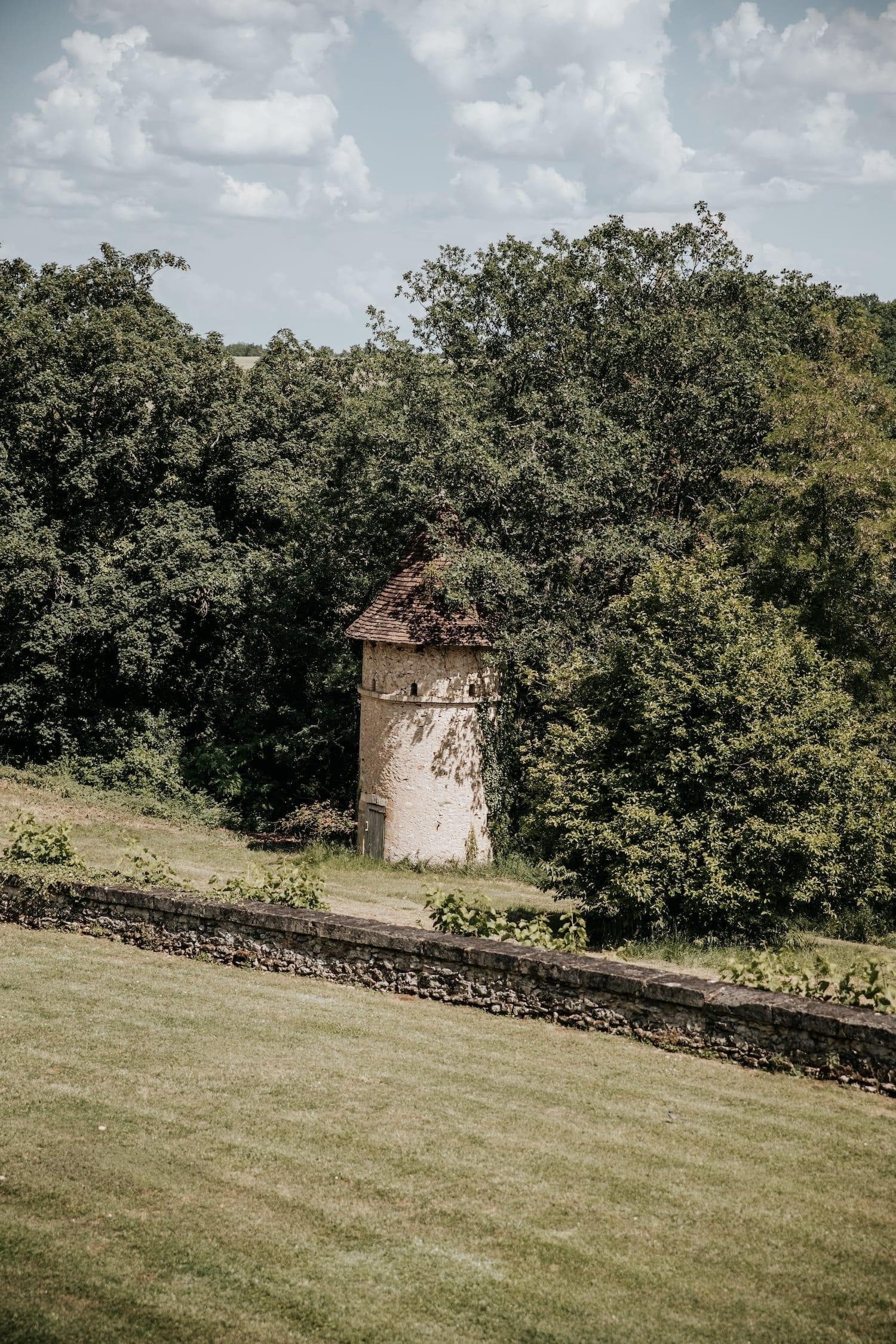 Un ancien pigeonnier encore sur pied. © Émilie Soler