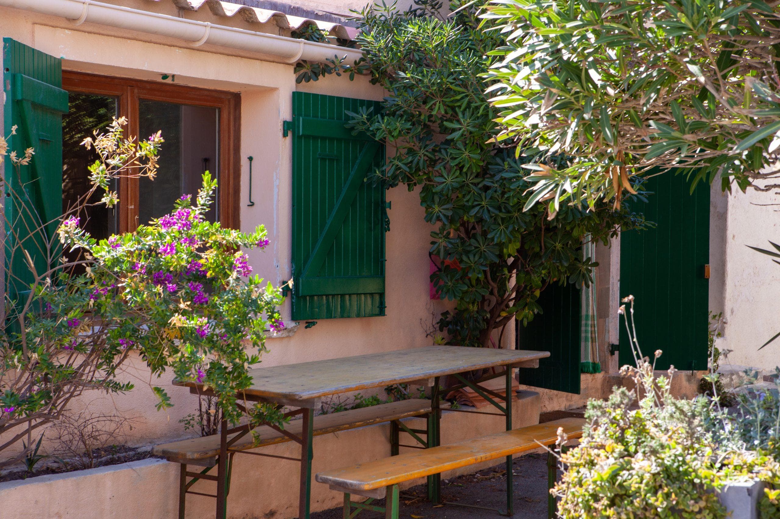 La charmante terrasse fleurie de The Cabanon des Goudes.