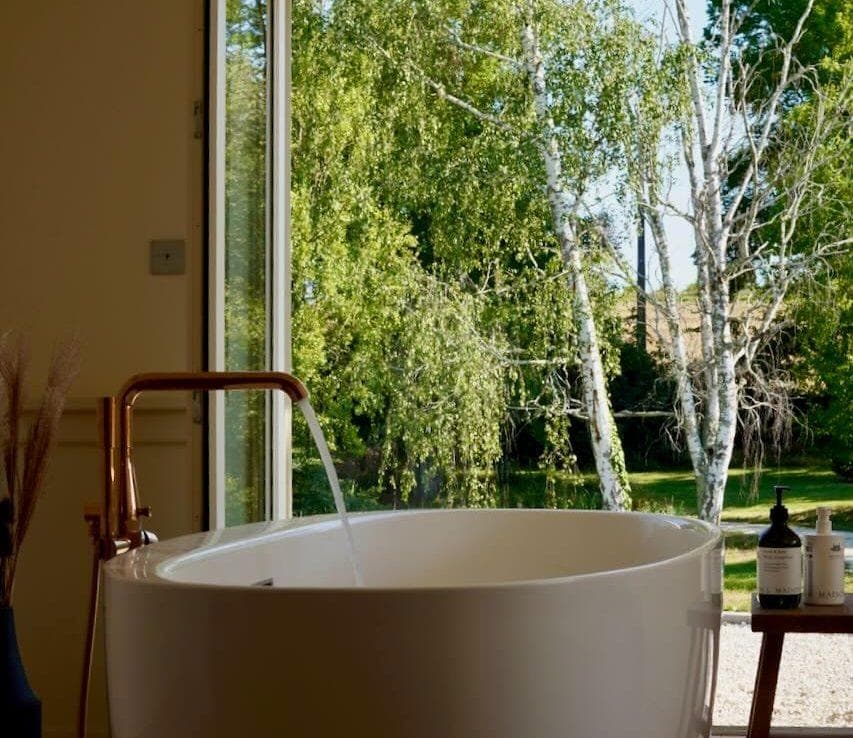 Pour se distraire dans le bain, on admire le paysage.