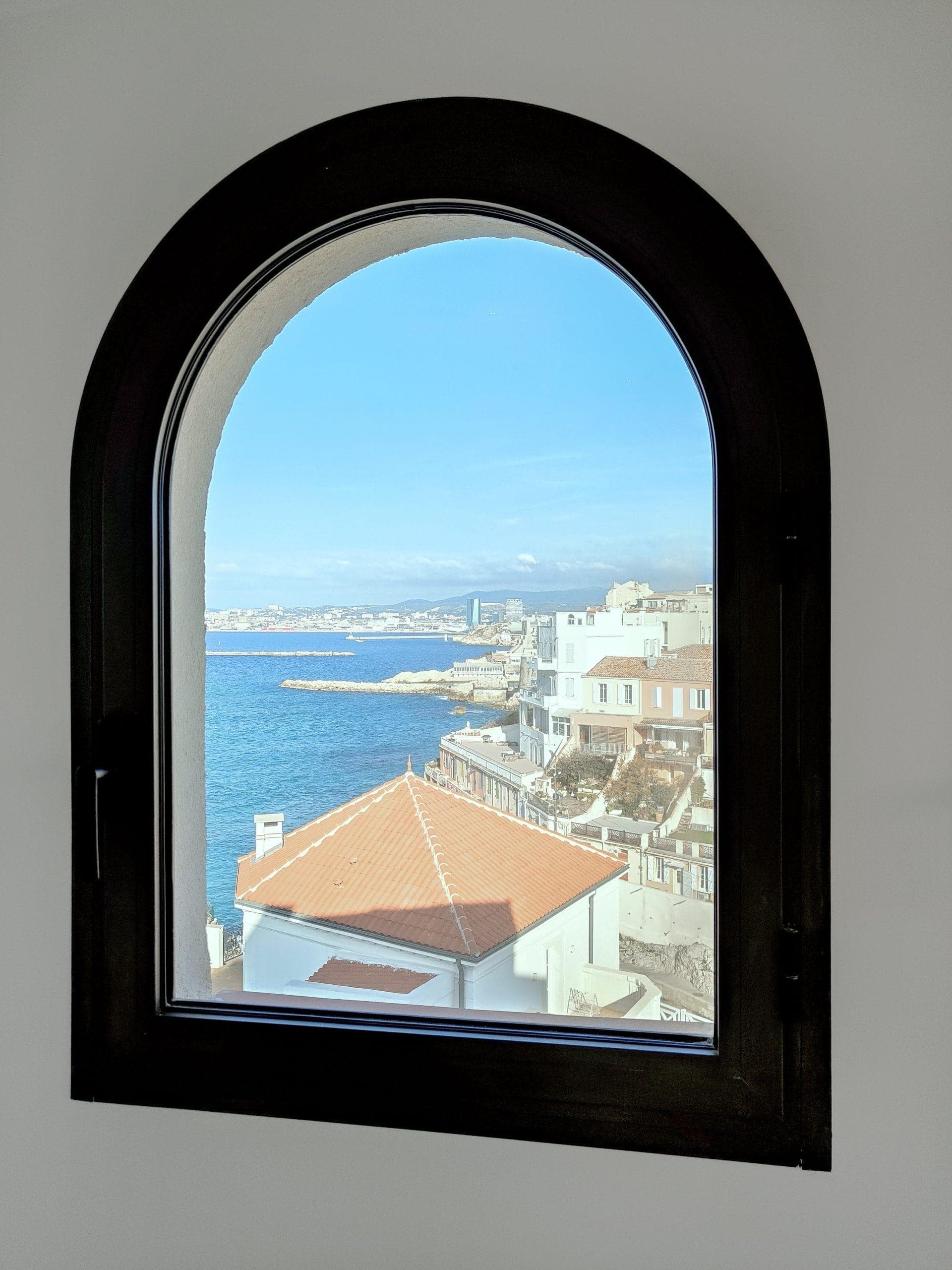 Depuis le « hublot », on admire Marseille et la mer.