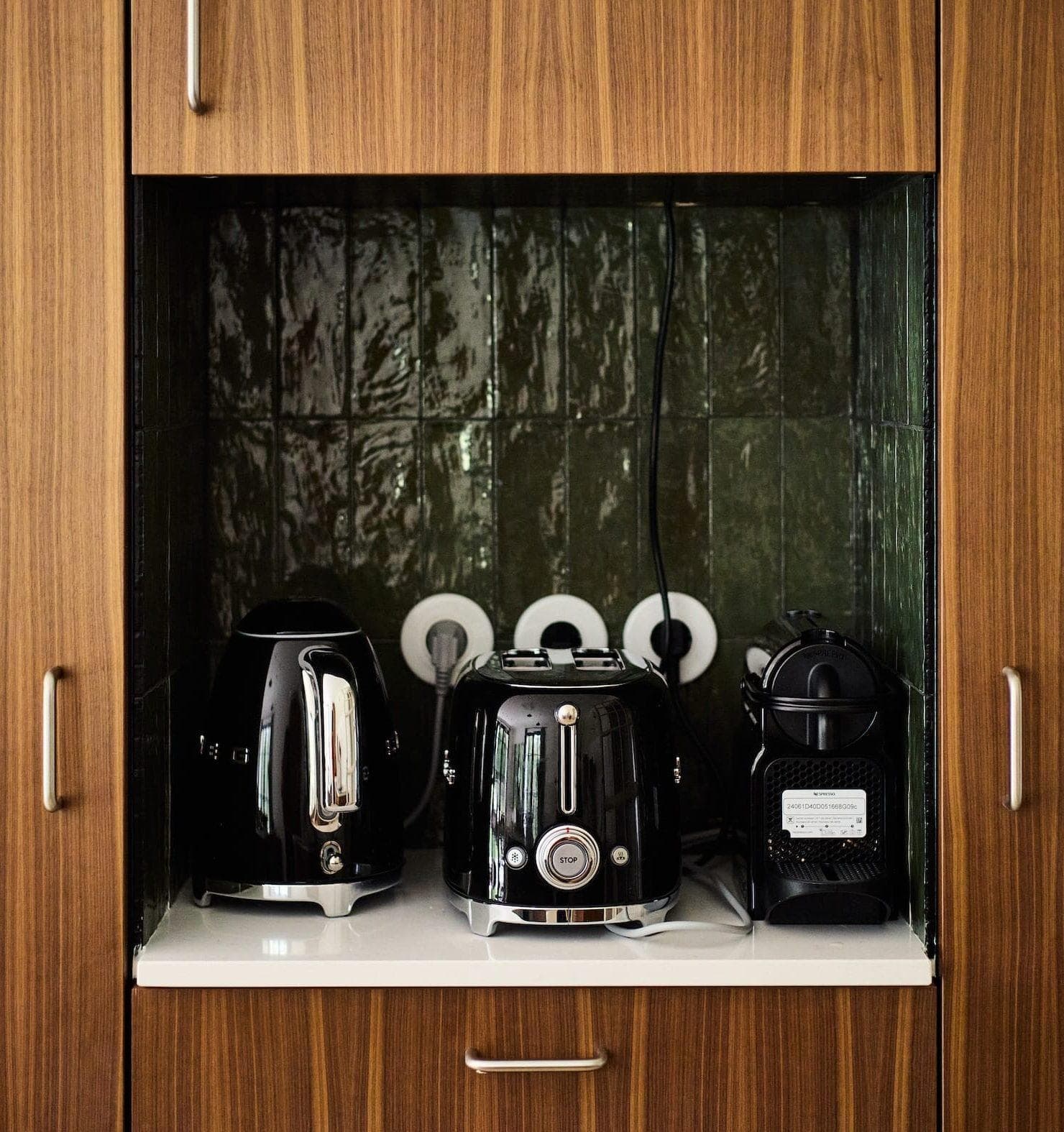 La cuisine en noyer et zellige.