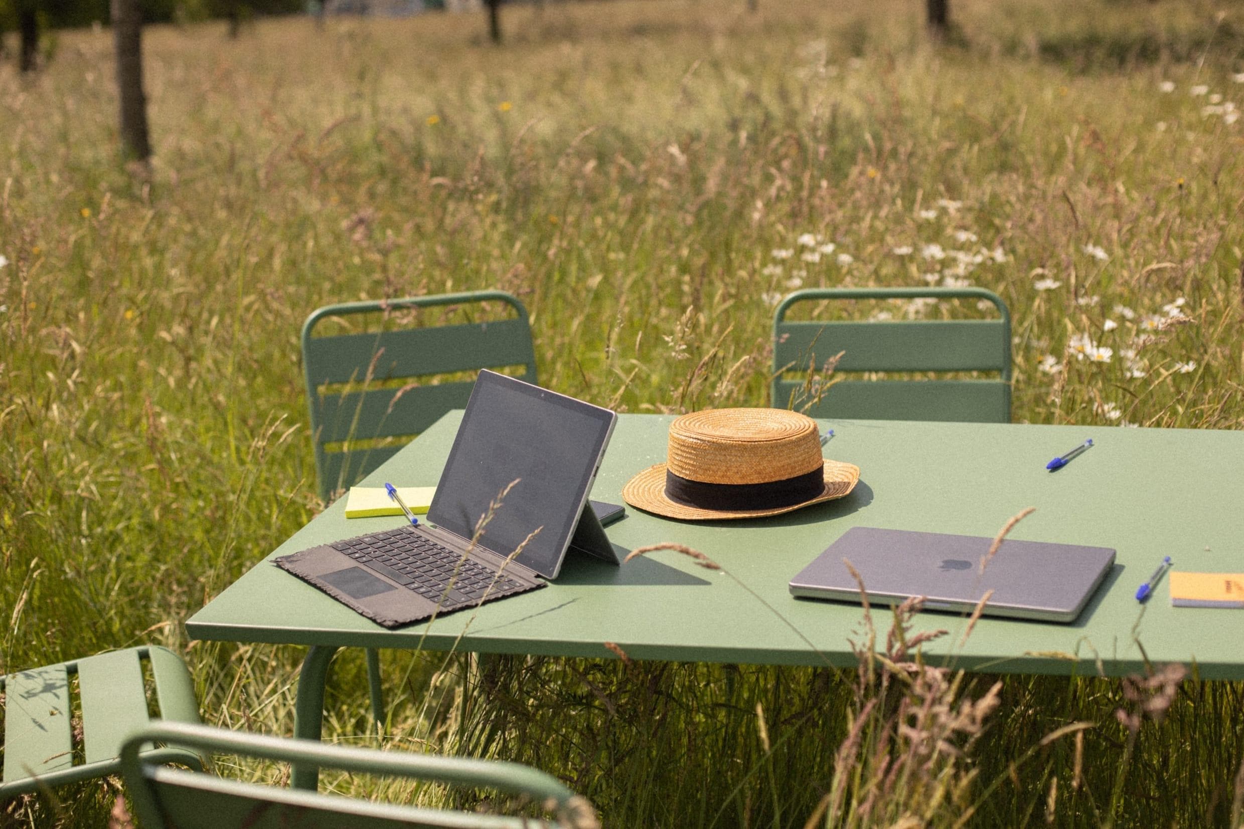 Meeting and sunbathing in the green garden of La Rambolitaine.