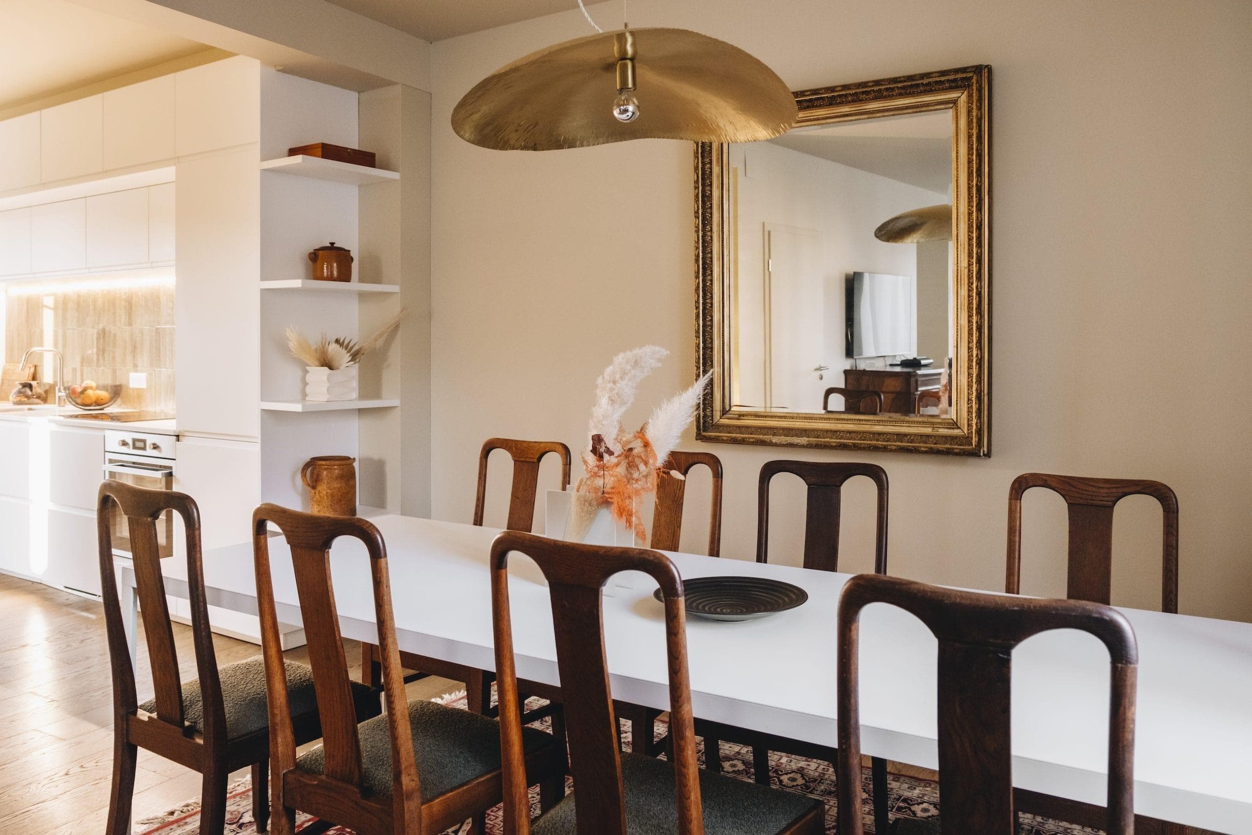 The dining-kitchen area.
