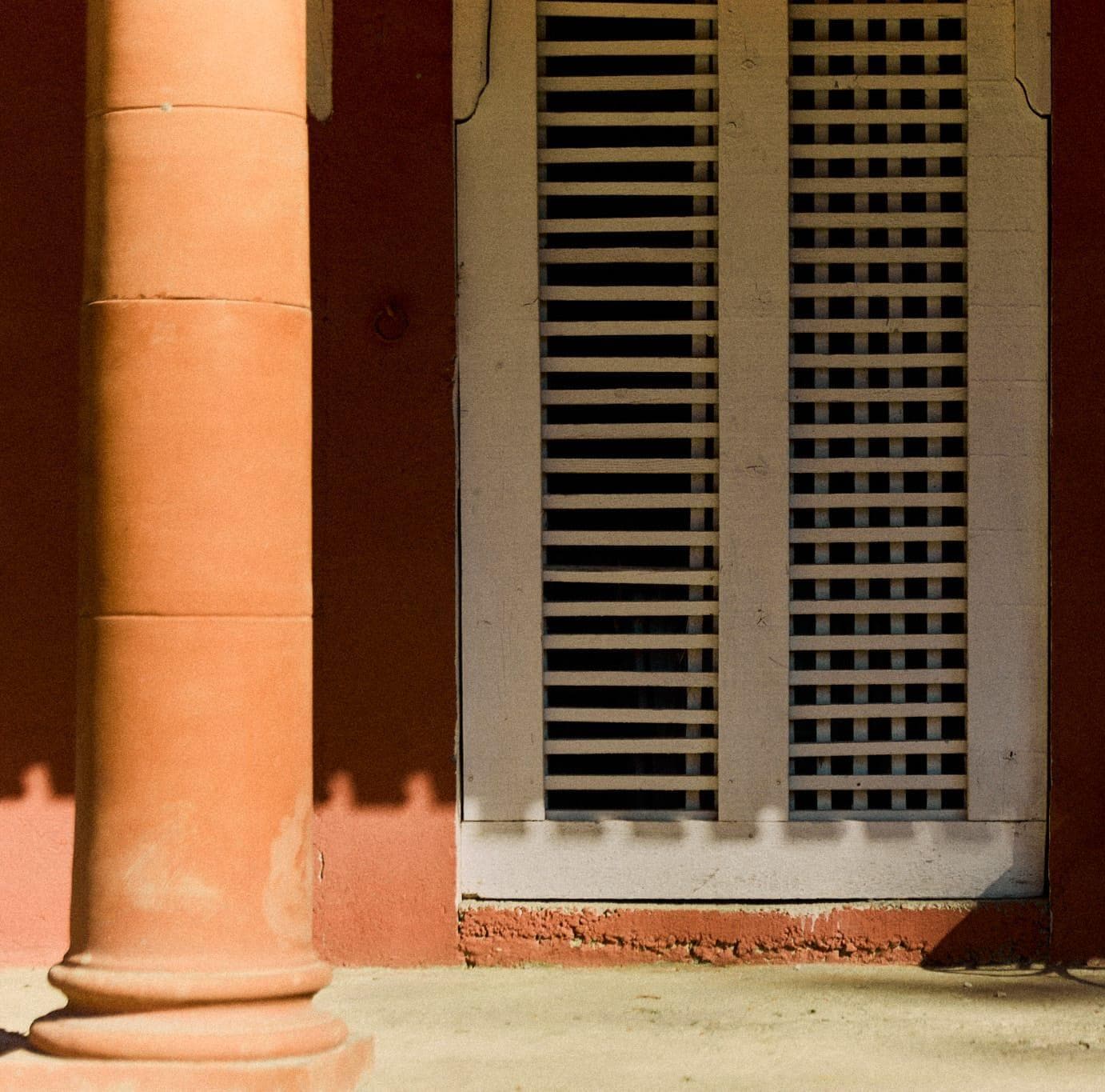 Colonnes, murs ocres, Villa Luna a des airs de ferme toscane.