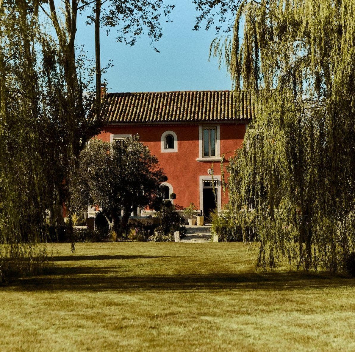 Villa Luna, cachée entre ses emblématiques platanes.