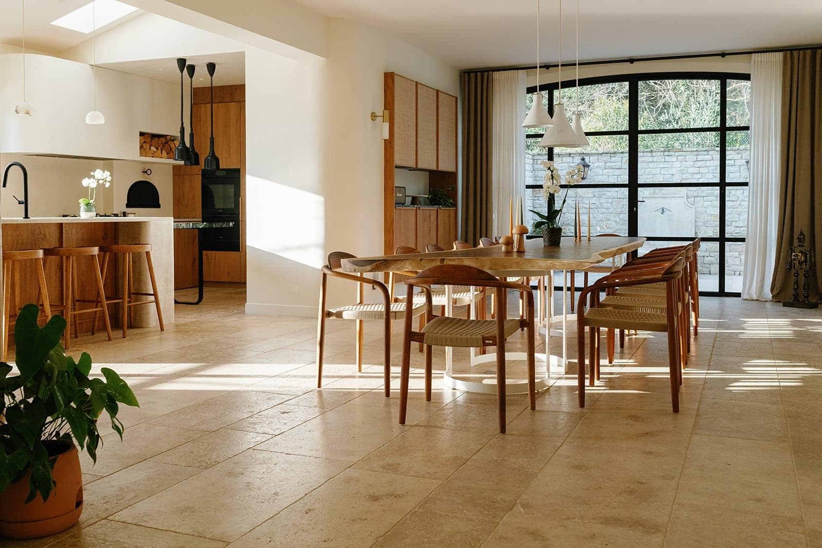 The dining room and open kitchen of Le Clos d’Allègre. © Caro Cuinet