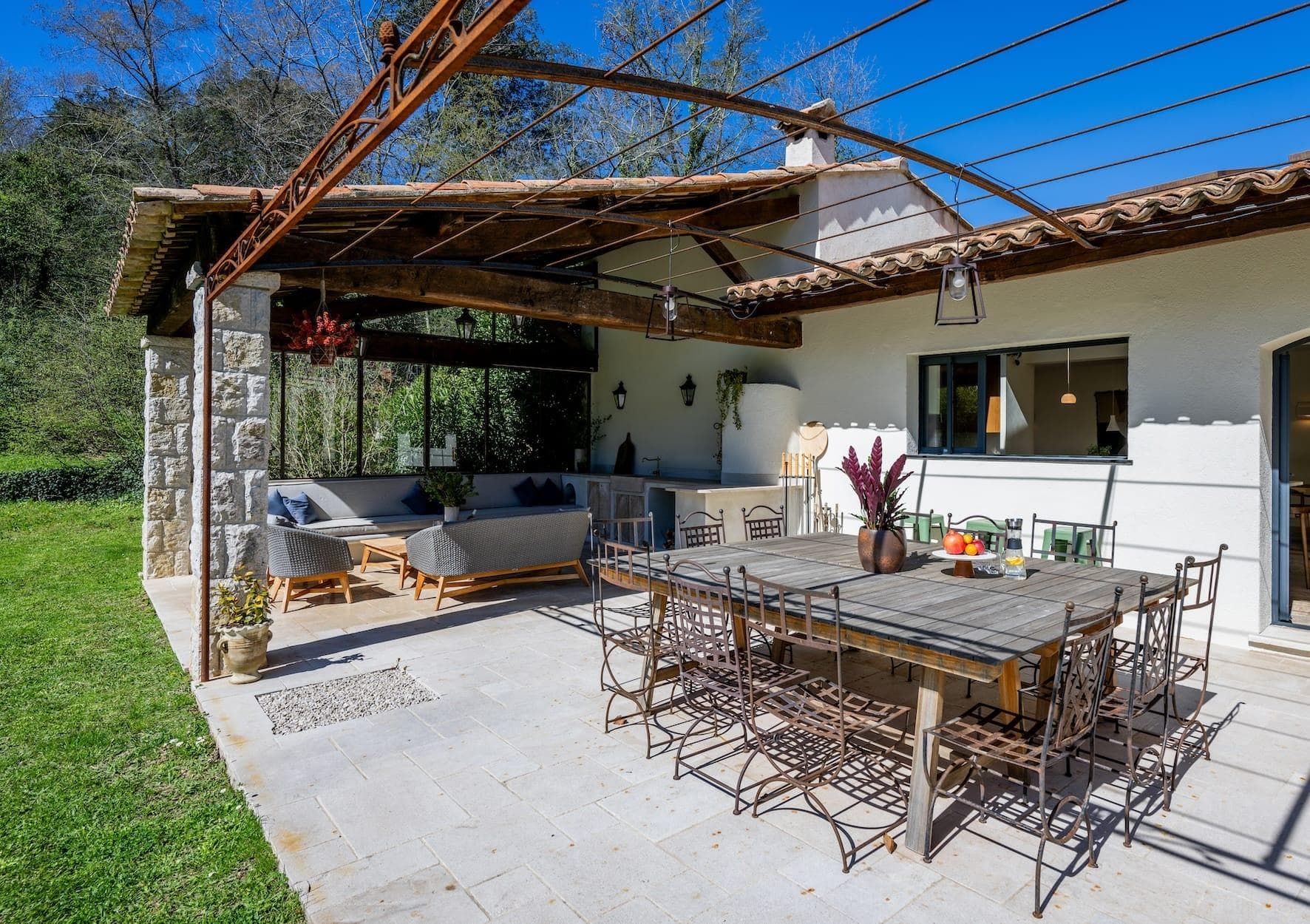 The summer kitchen where one can stroll between two swims. Caro Cuinet
