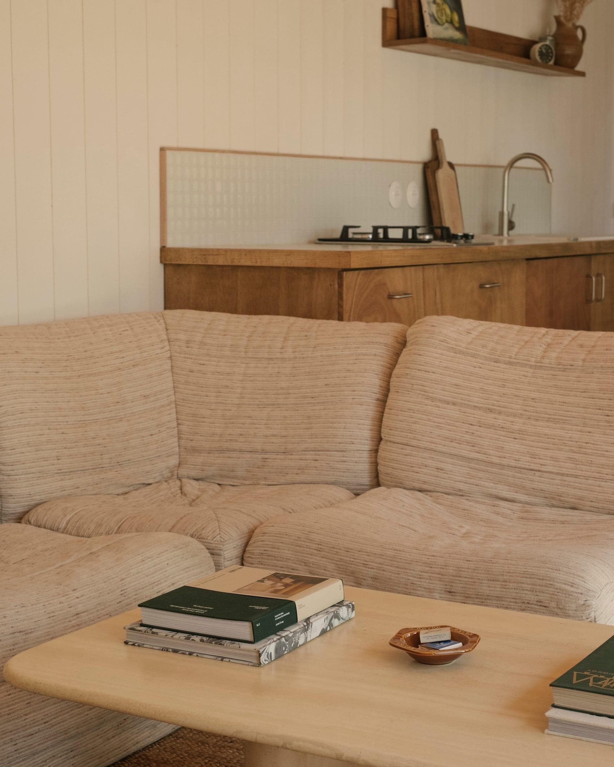 The living room-kitchen, a place to gather. © Charly Derouet
