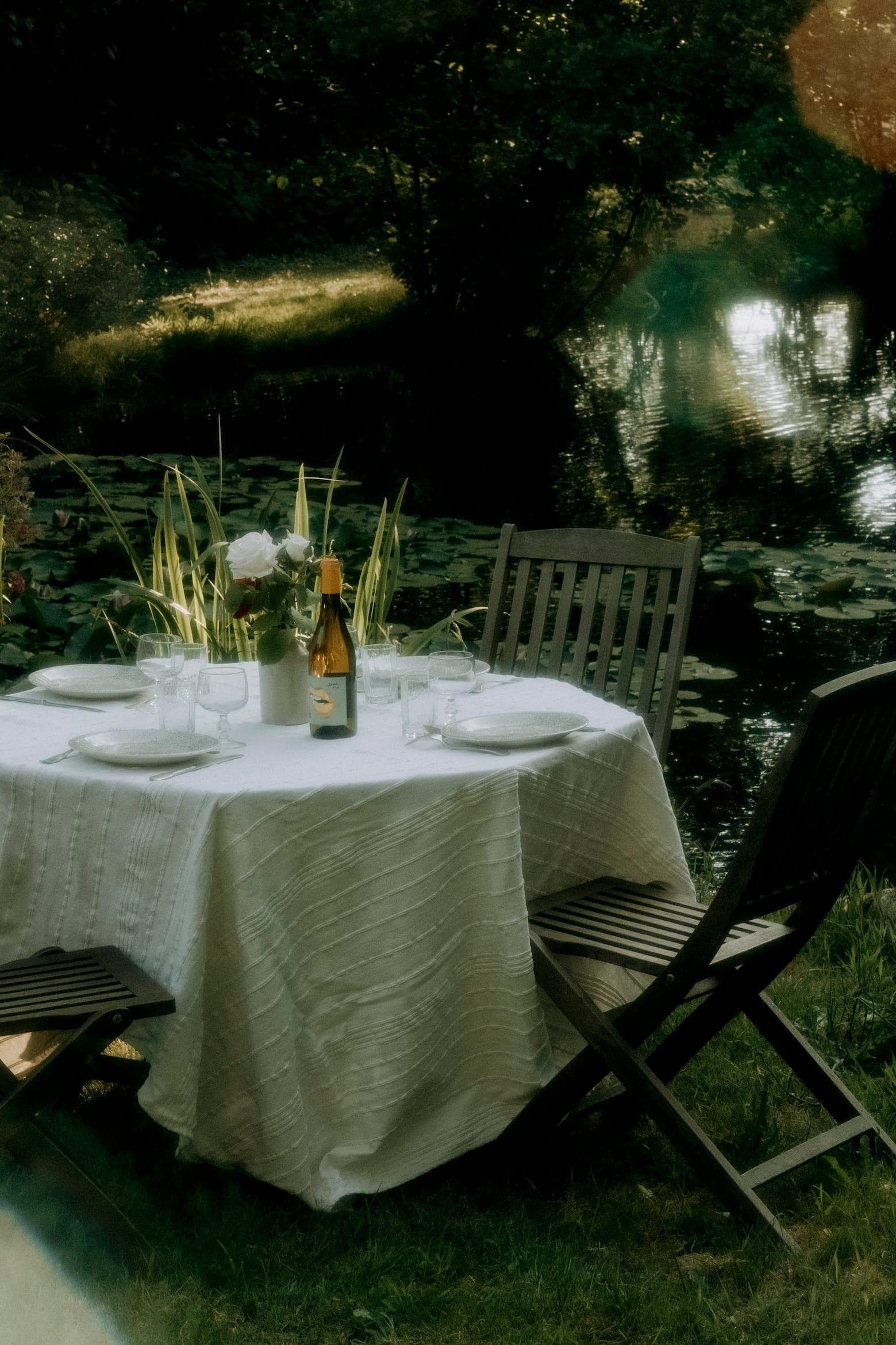 Lunch on the water. © Charly Derouet