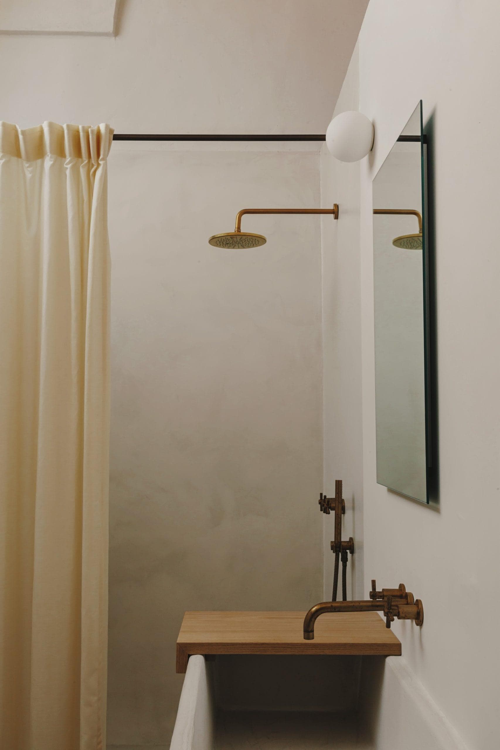 One of the bathrooms of the palazzo. © Alex Reyto