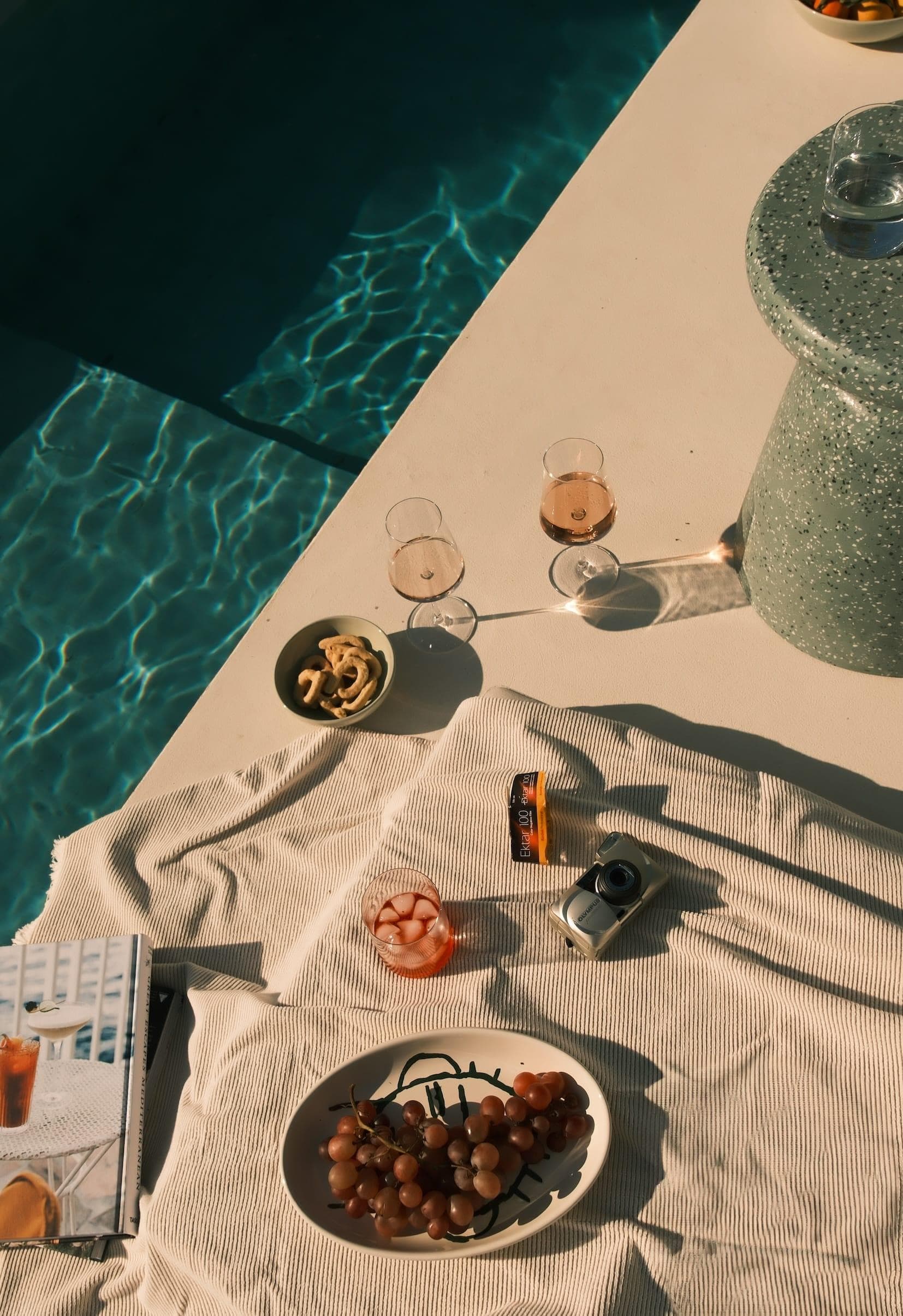 Picnic by the pool. © Nicolas Quiniou