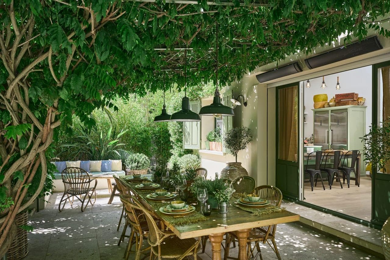 Under the wisteria, we savor a local specialty.