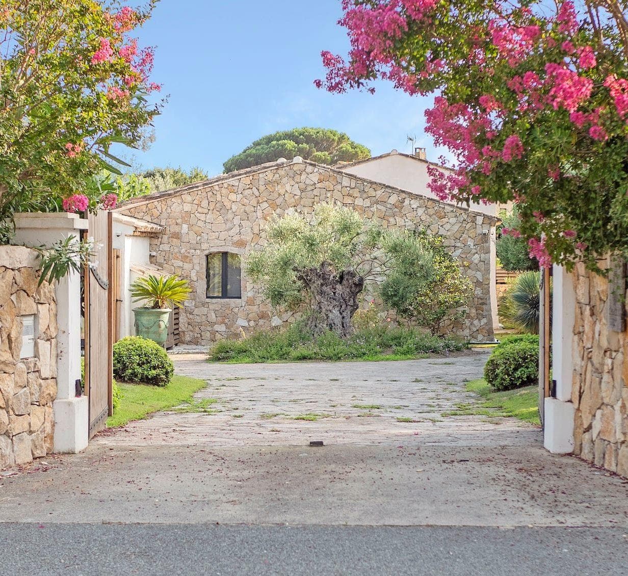 L'entrée de Villa Cicadis, nichée entre lauriers roses et oliviers.
