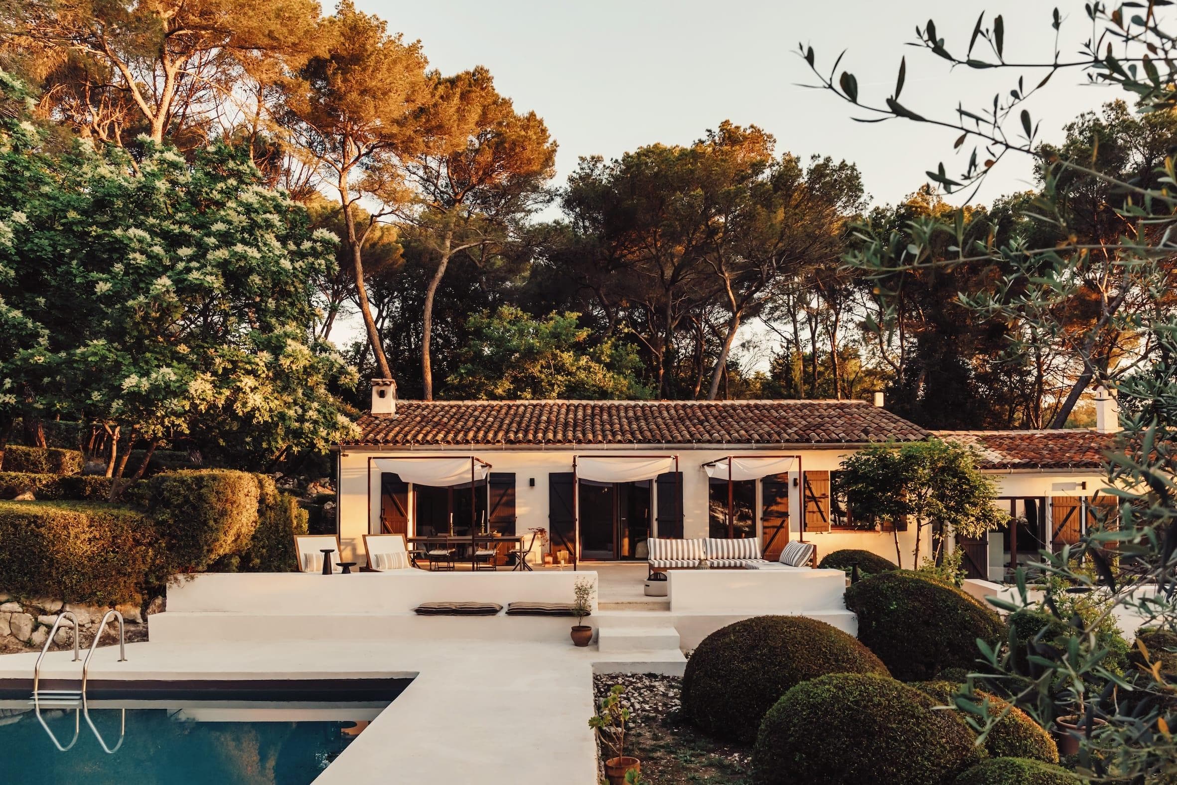Villa Collinette nichée entre pins et essences méditerranéennes. © Alex Reyto