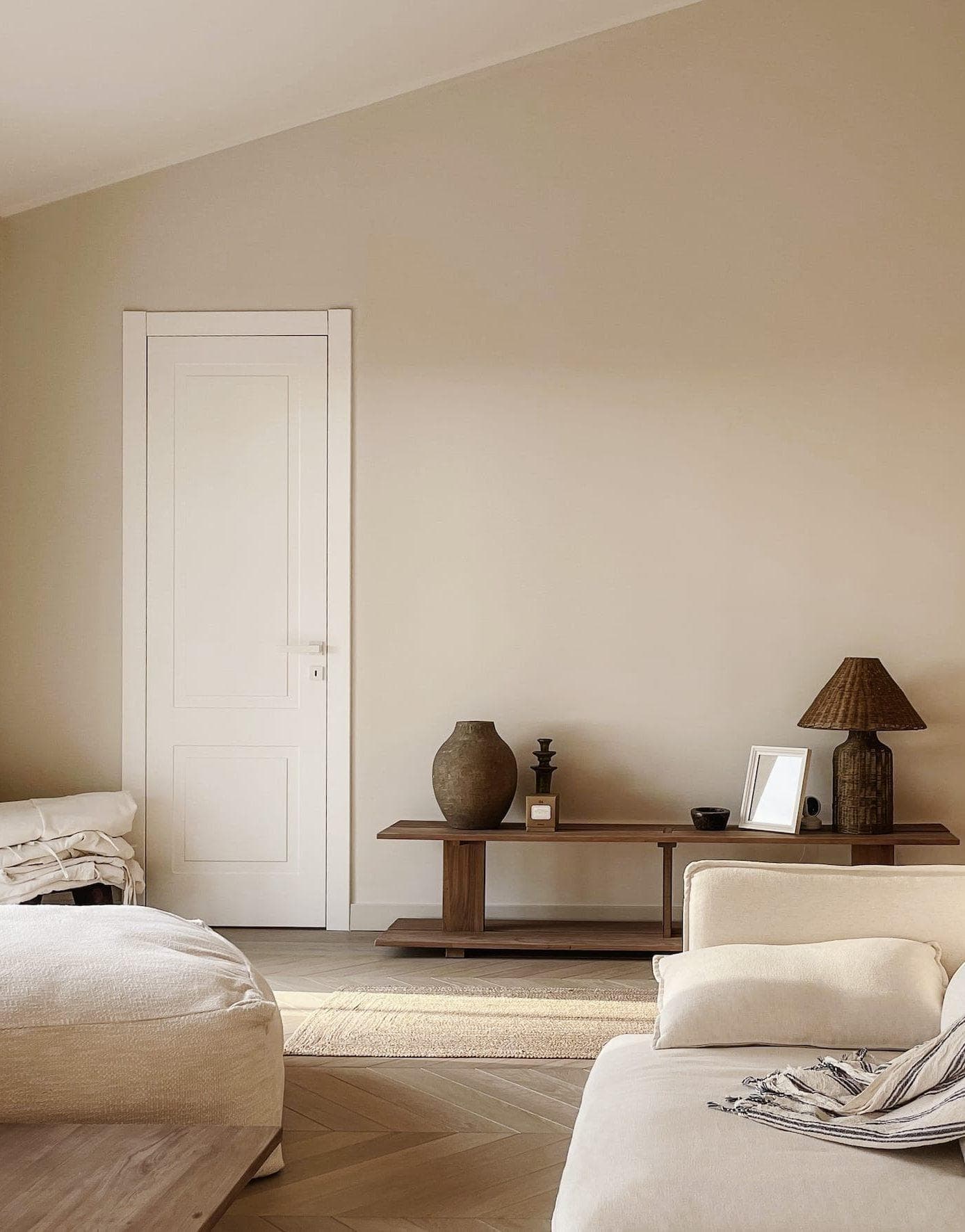 The bright and minimalist living room of Villa Collinette.